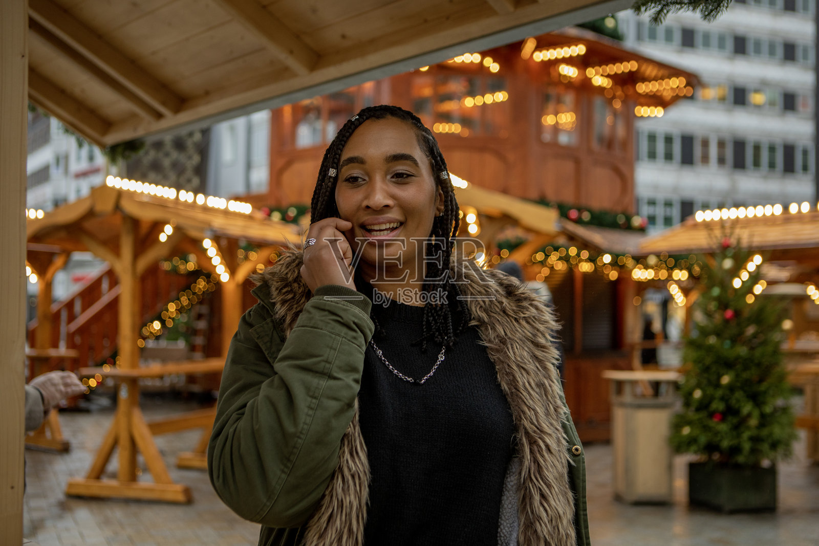德国圣诞市场上的混血女性照片摄影图片