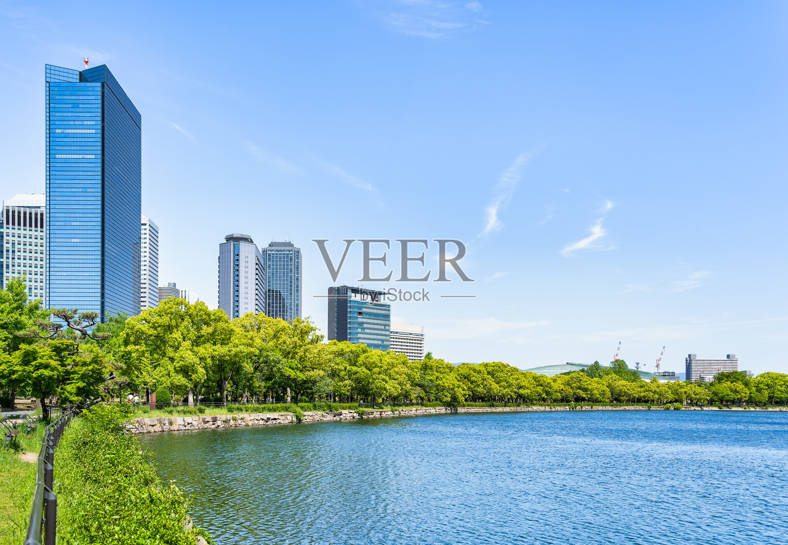 大阪城附近的现代玻璃摩天大楼。照片摄影图片