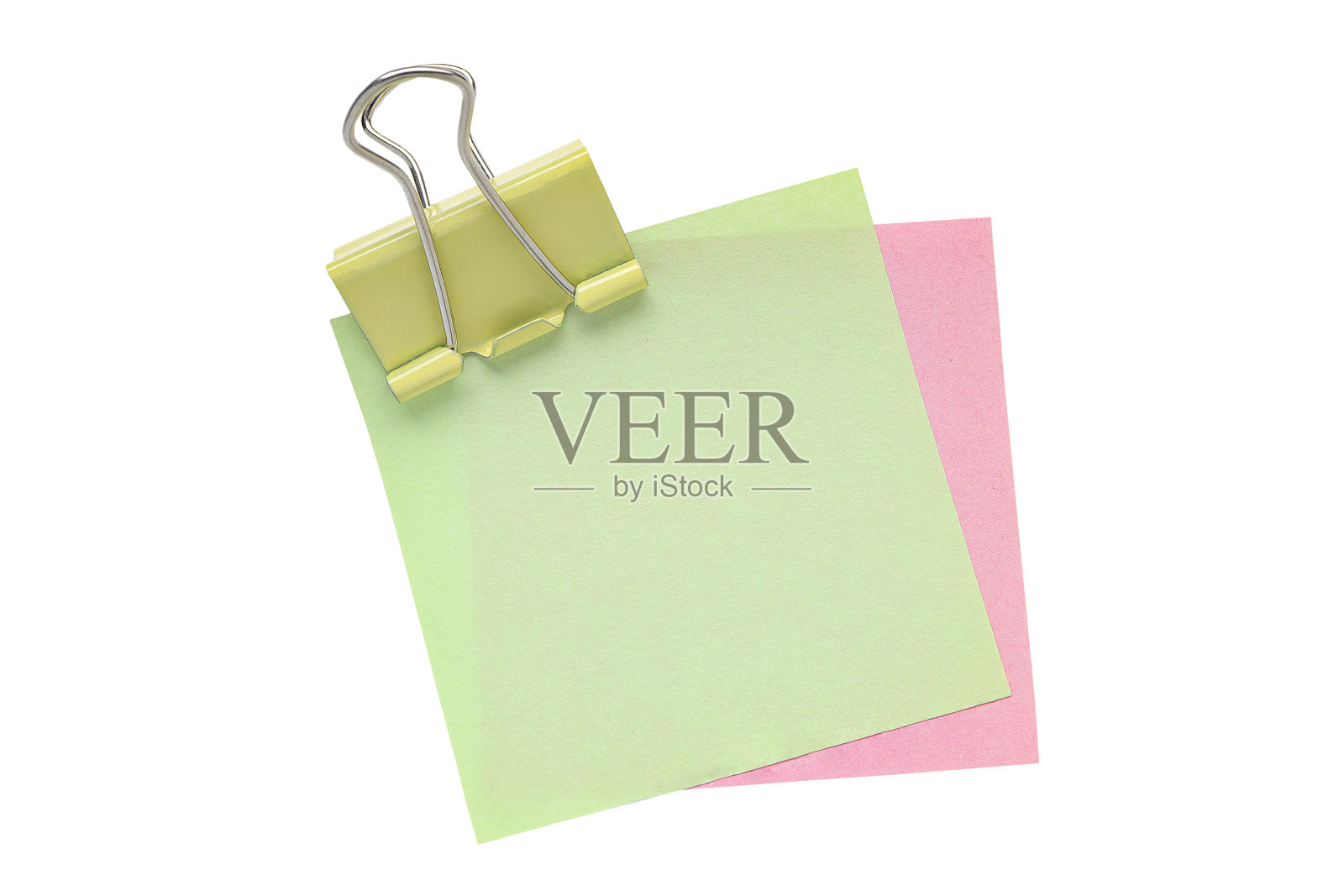 白色背景上孤立的空白便签纸和夹子，带有抠图路径。照片摄影图片