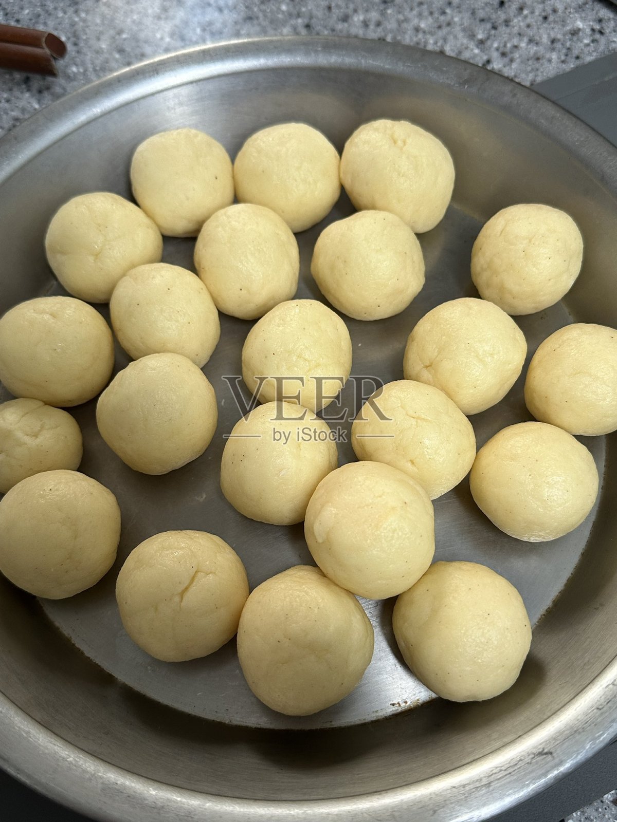 酥脆金黄的奶酪球，内部是柔软融化的奶酪，非常适合作为咸味小吃或开胃菜。非常适合食品摄影，捕捉这种受欢迎美食的美味、粘稠的质感和令人无法抗拒的风味。照片摄影图片