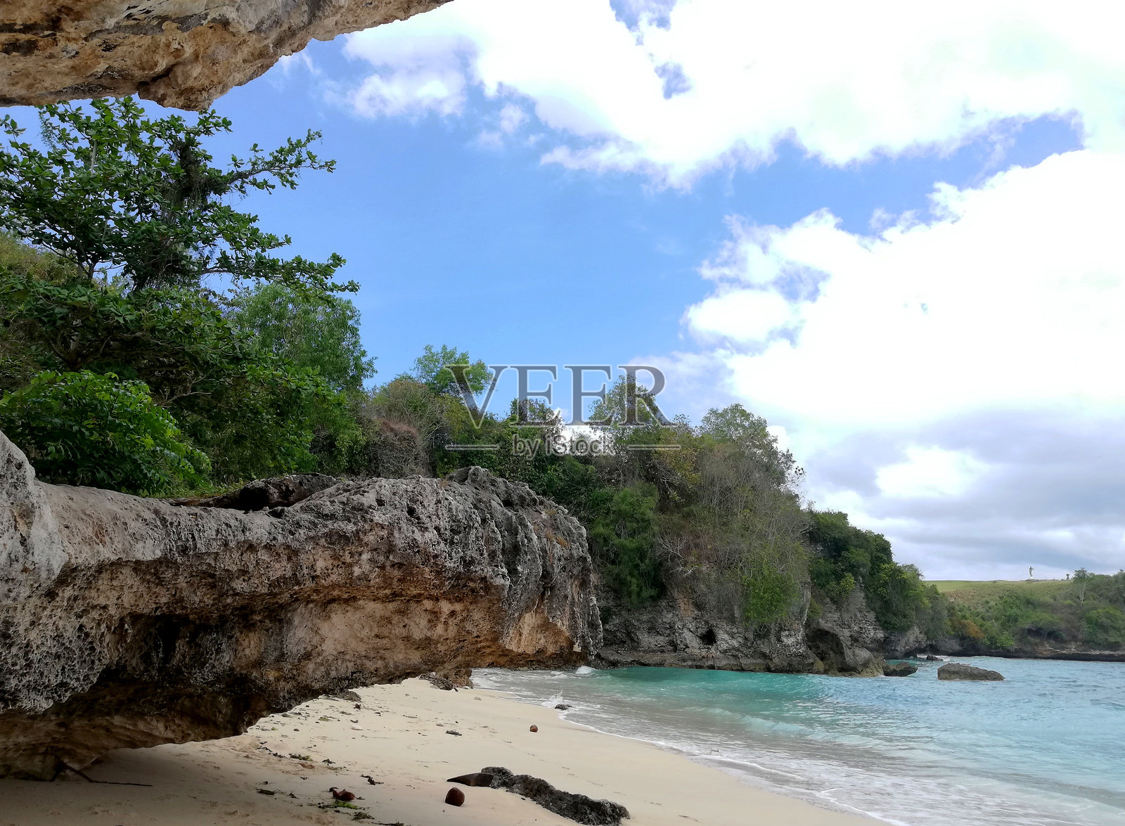 乌鲁瓦图地区的梦幻海滩，拥有美丽的岩石 formations，天气宜人。照片摄影图片