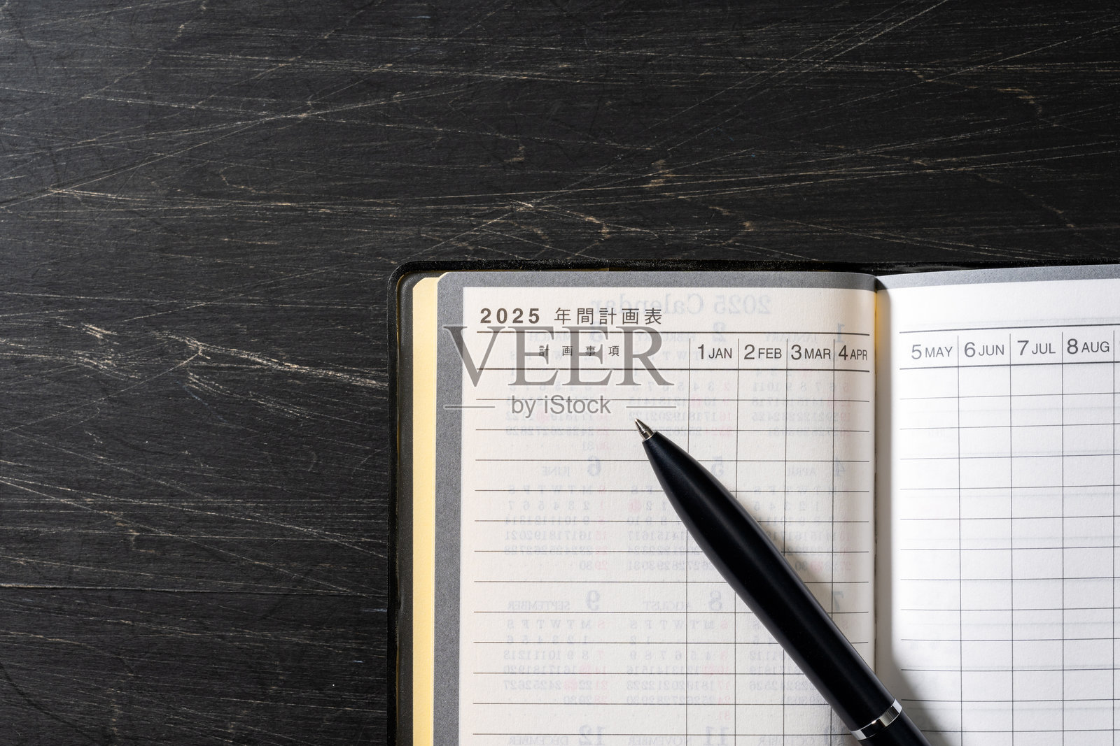 2025年笔记本和钢笔放在木桌上（2025年日程本）照片摄影图片