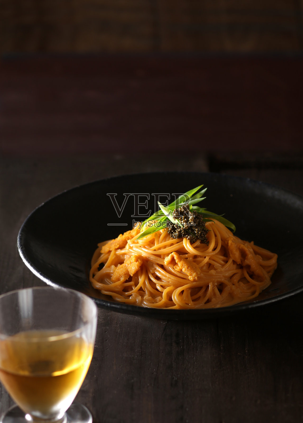 餐厅的奶油酱意大利面照片摄影图片