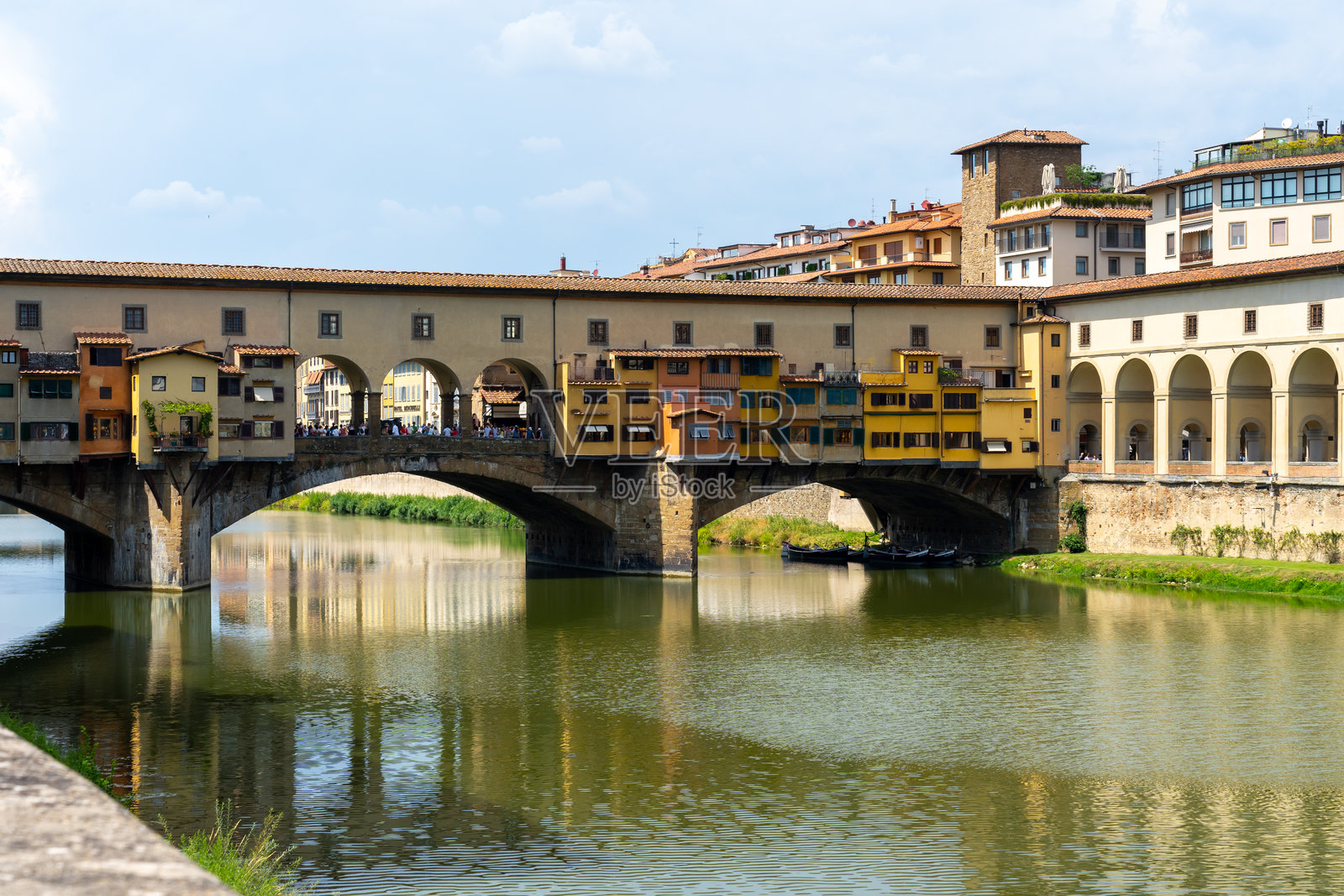 游客在意大利佛罗伦萨的老桥（Ponte Vecchio）参观。照片摄影图片