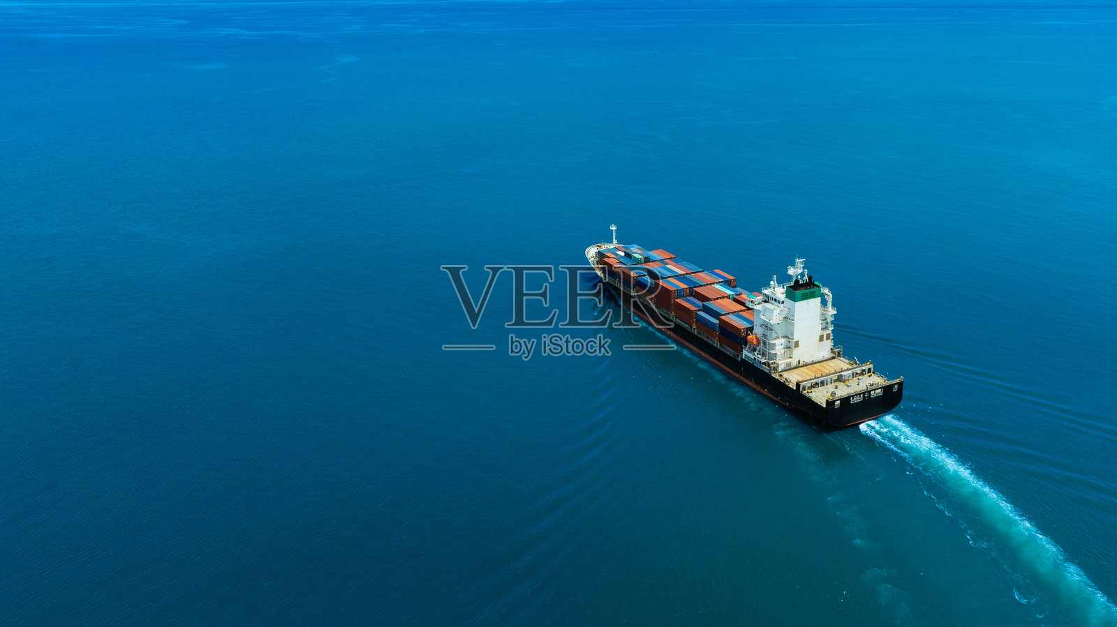 货运运输系统的货船集装箱鸟瞰图。国际运输进出口业务，物流，运输行业概念。照片摄影图片