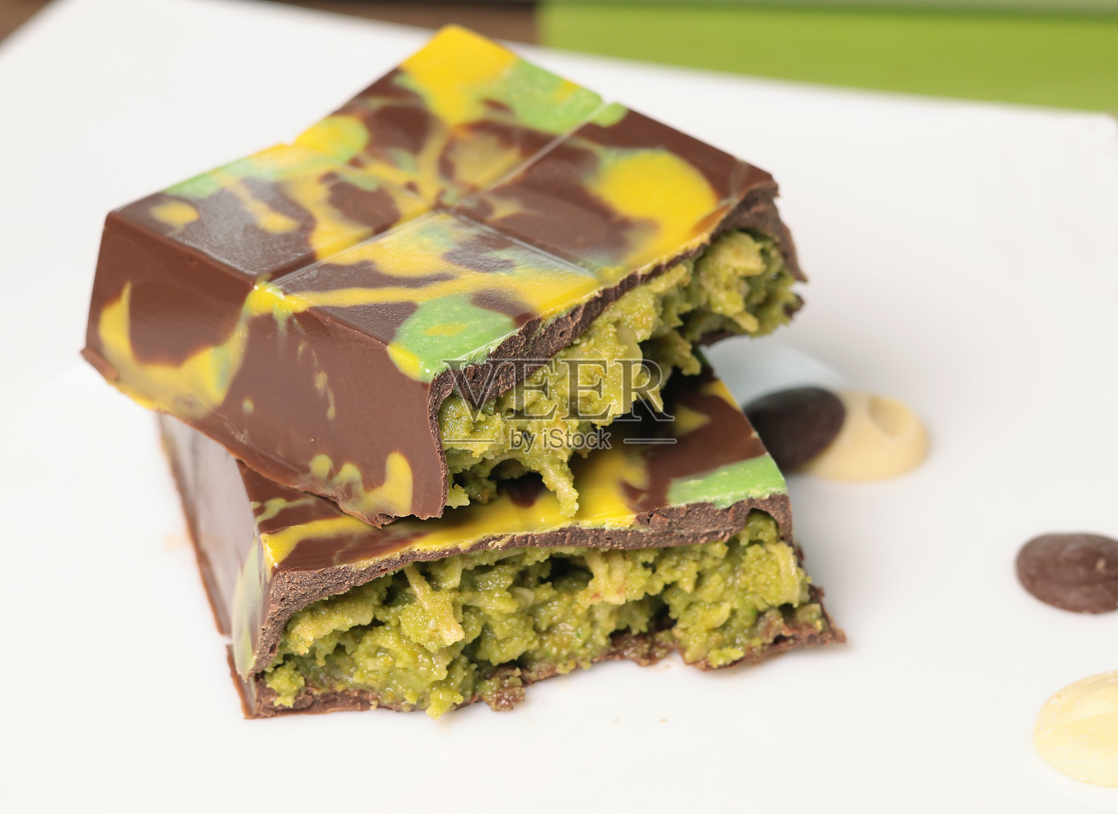 迪拜巧克力棒，配有开心果酱和卡塔伊菲面团。照片摄影图片