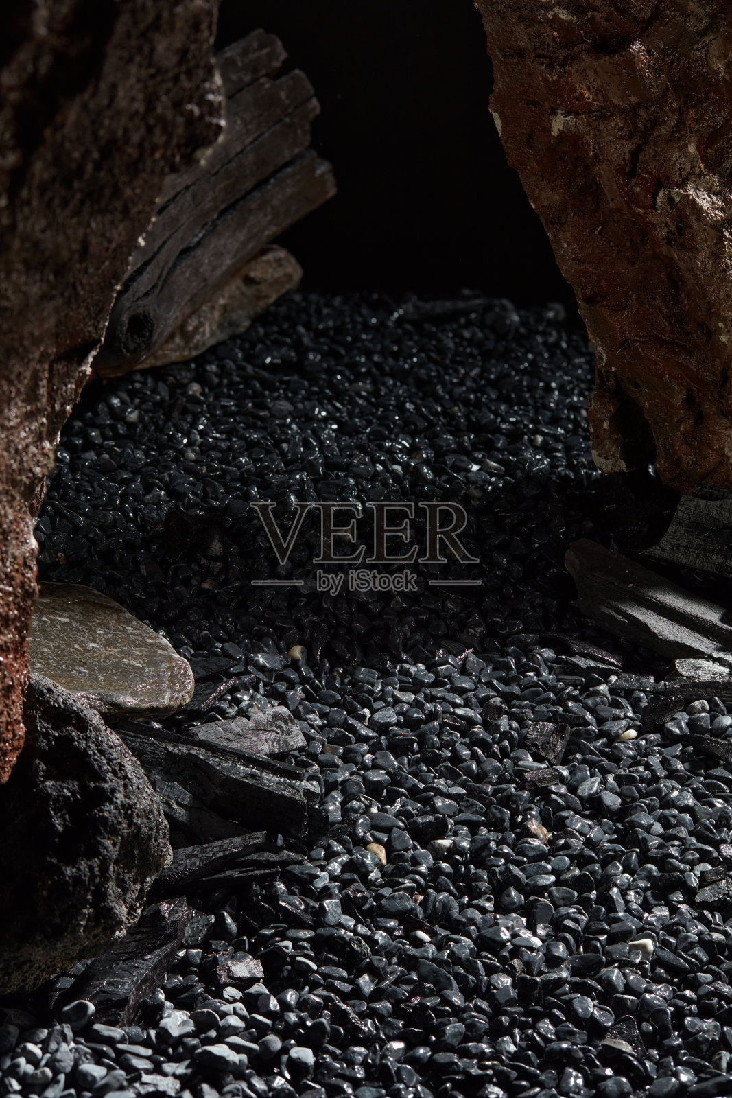 男性产品广告照片模板，炭黑主题。照片摄影图片