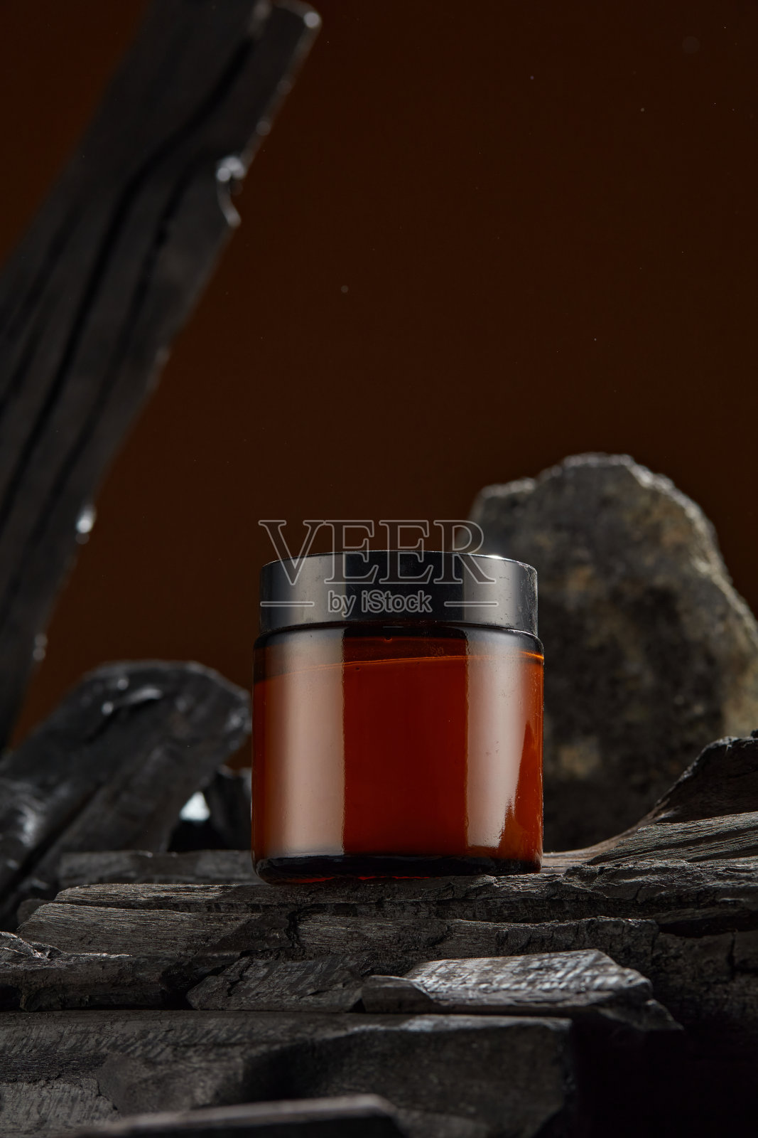 男性产品广告照片模板，炭黑主题。照片摄影图片