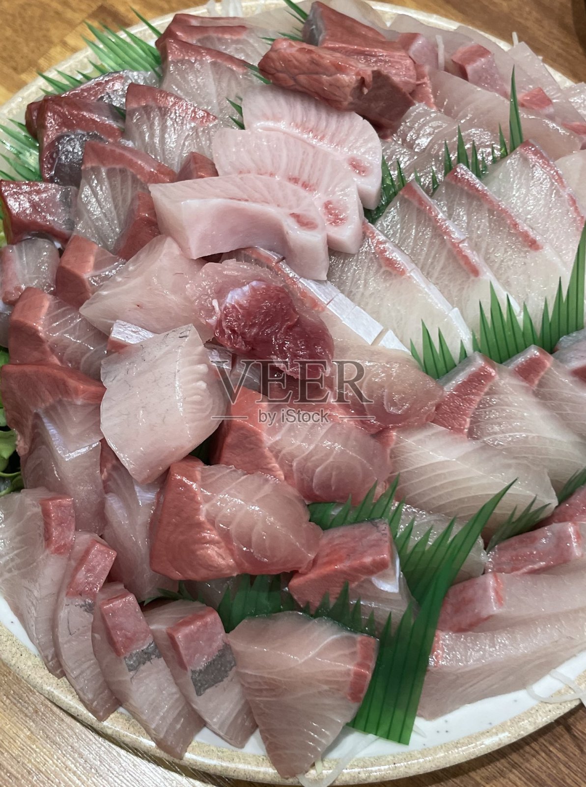 生鱼片是一种日本美食，采用薄切生鱼，鲜嫩美味，精美摆盘，带来纯正的味觉体验。照片摄影图片