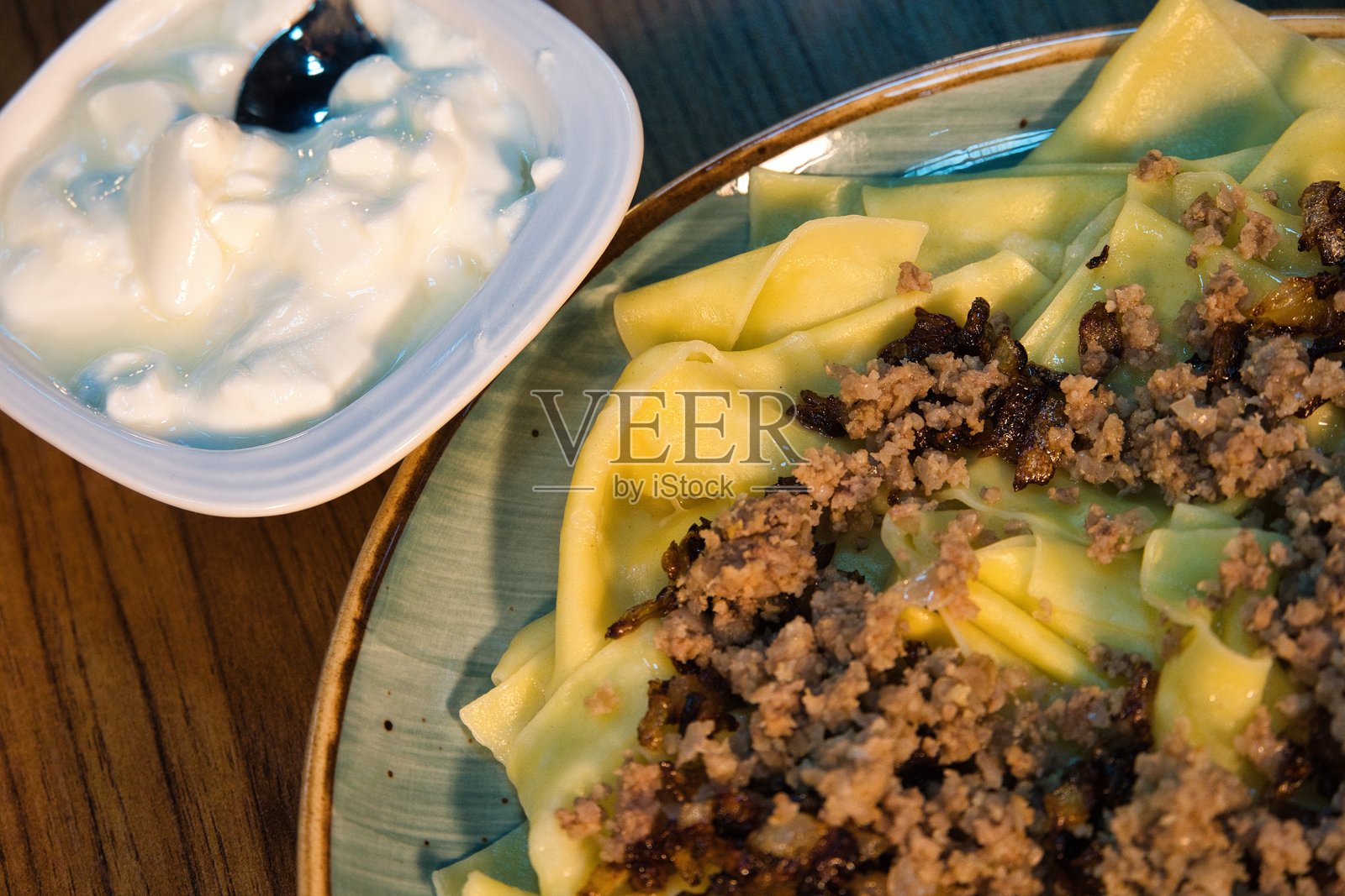 自制肉馅饺子配酸奶照片摄影图片