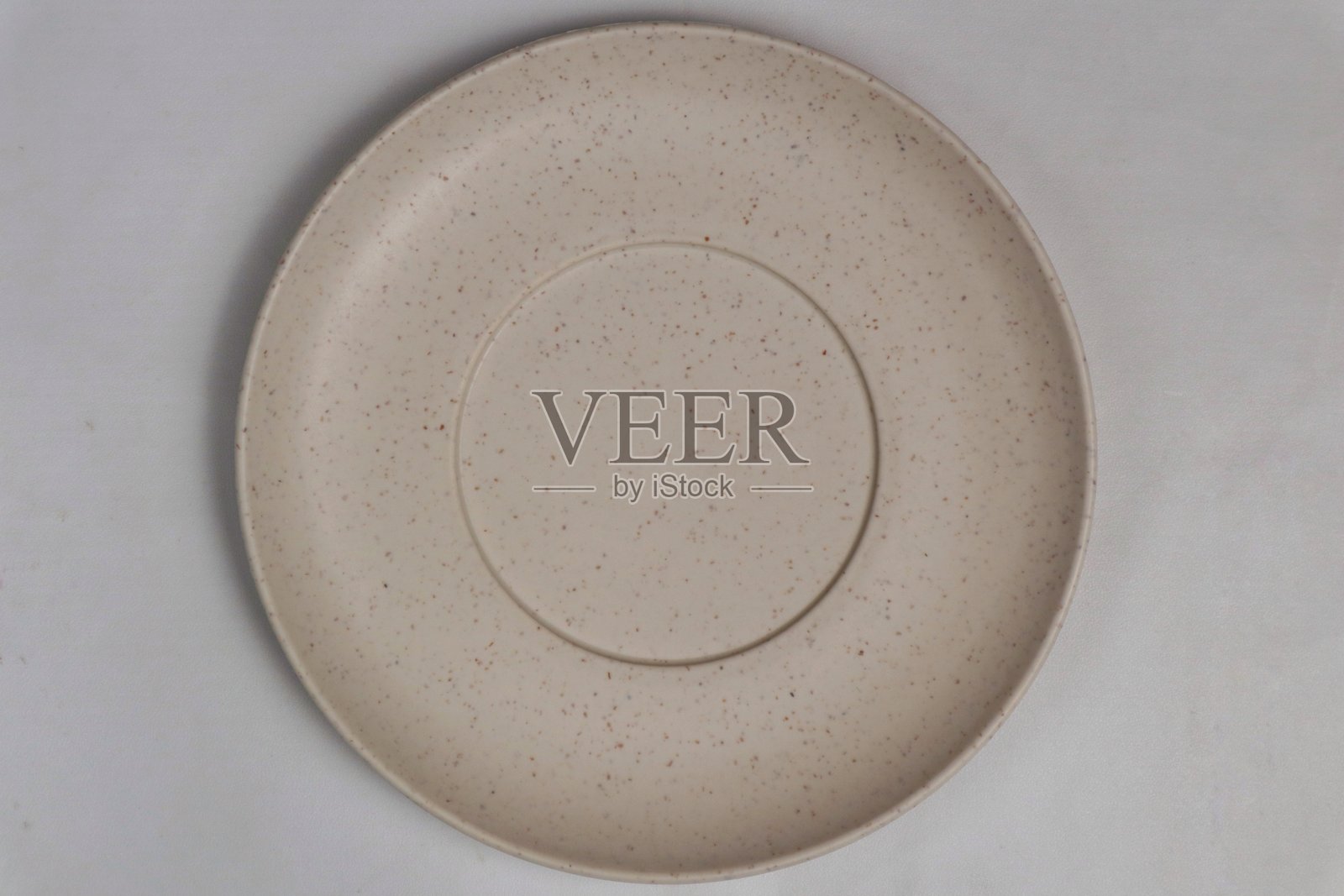 白色背景下的空盘子照片摄影图片