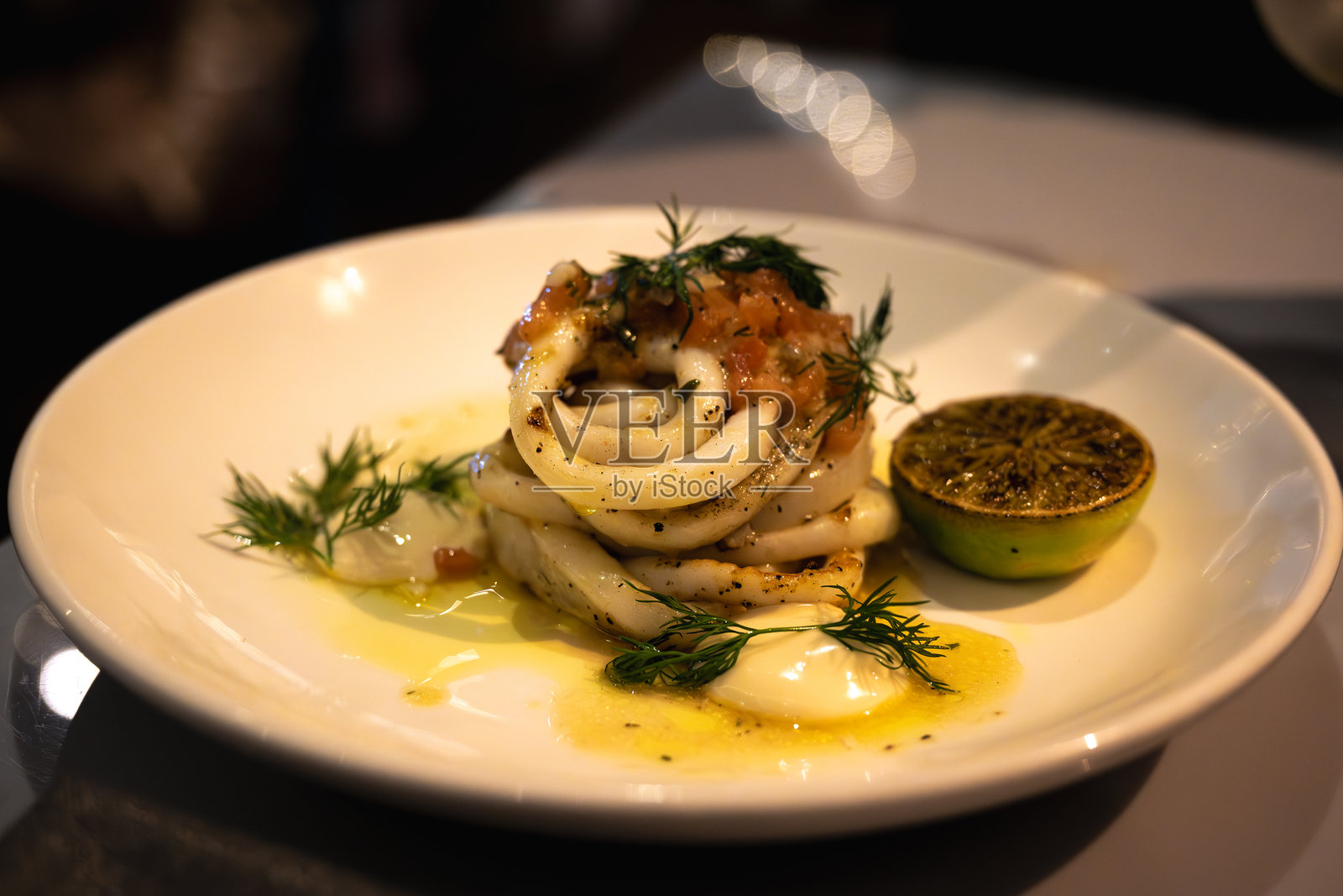 盘子里的烤鱿鱼作为前菜照片摄影图片