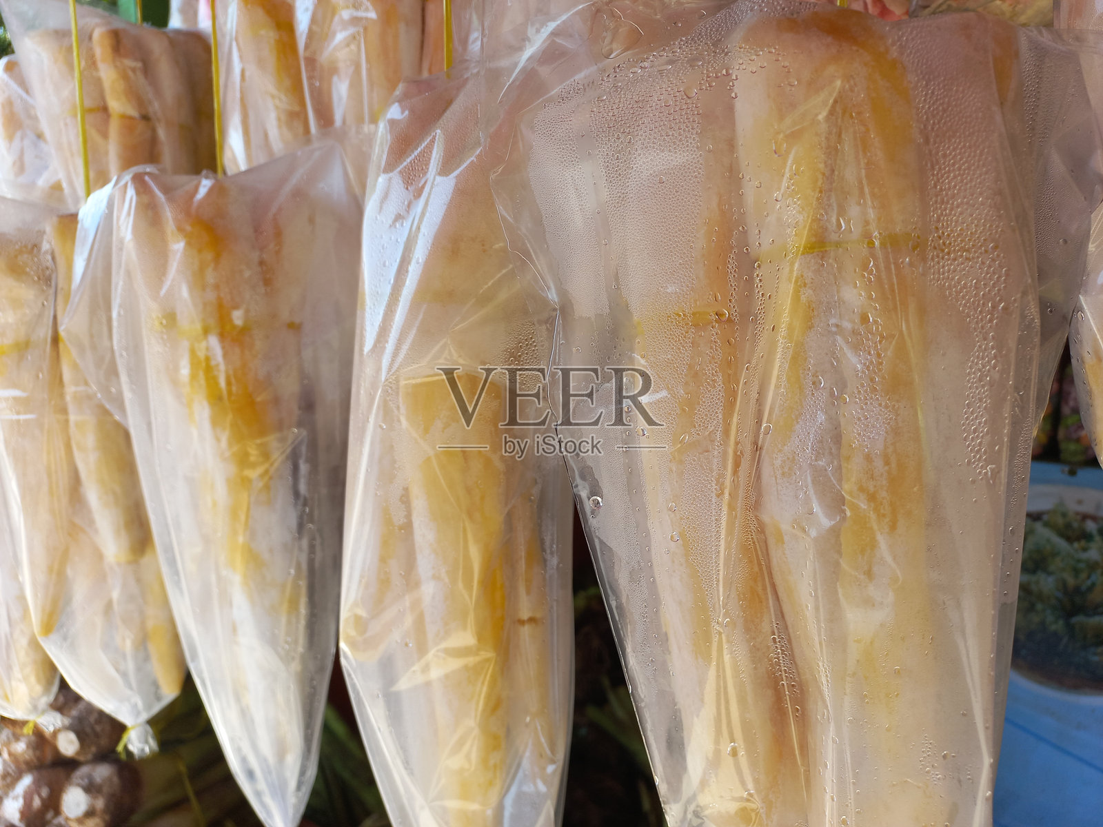 Peuyeum 是一种典型的西爪哇食品，由发酵的木薯制成。照片摄影图片