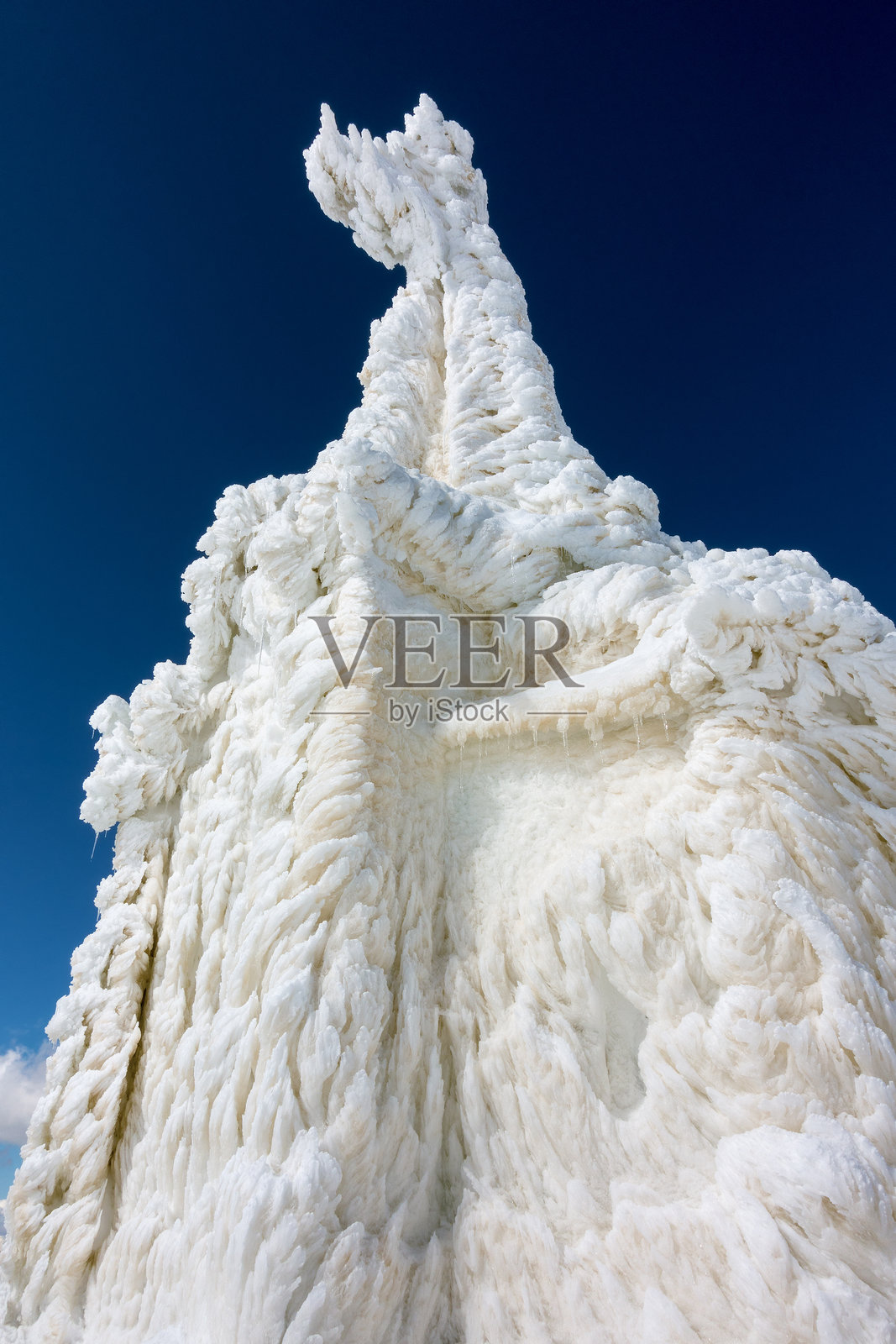 凯马克察兰山顶的圣彼得和圣保罗教堂，覆盖着冰雪，第一次世界大战期间塞尔维亚和保加利亚军队在此发生过激烈战斗。照片摄影图片