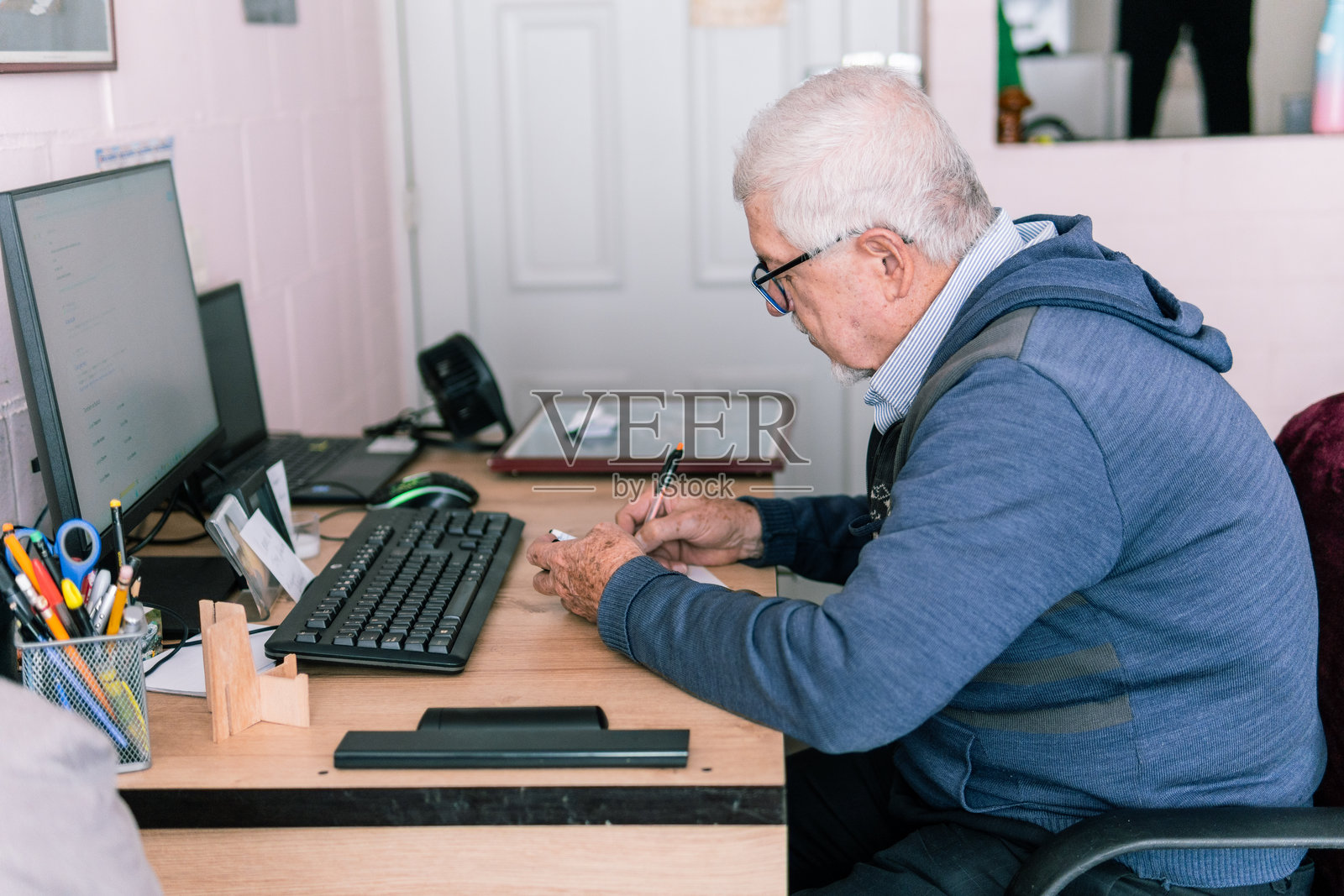 专注于家庭办公室工作的老年男性照片摄影图片