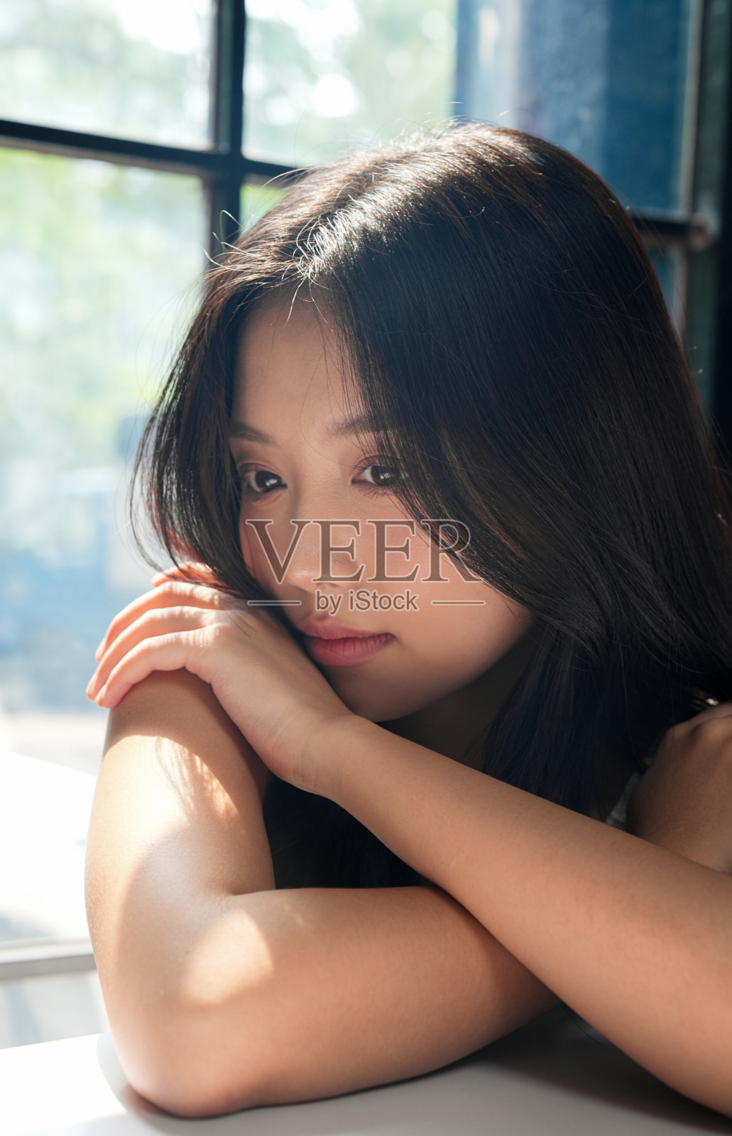 自然光下拍摄的年轻女性美丽肖像照片摄影图片