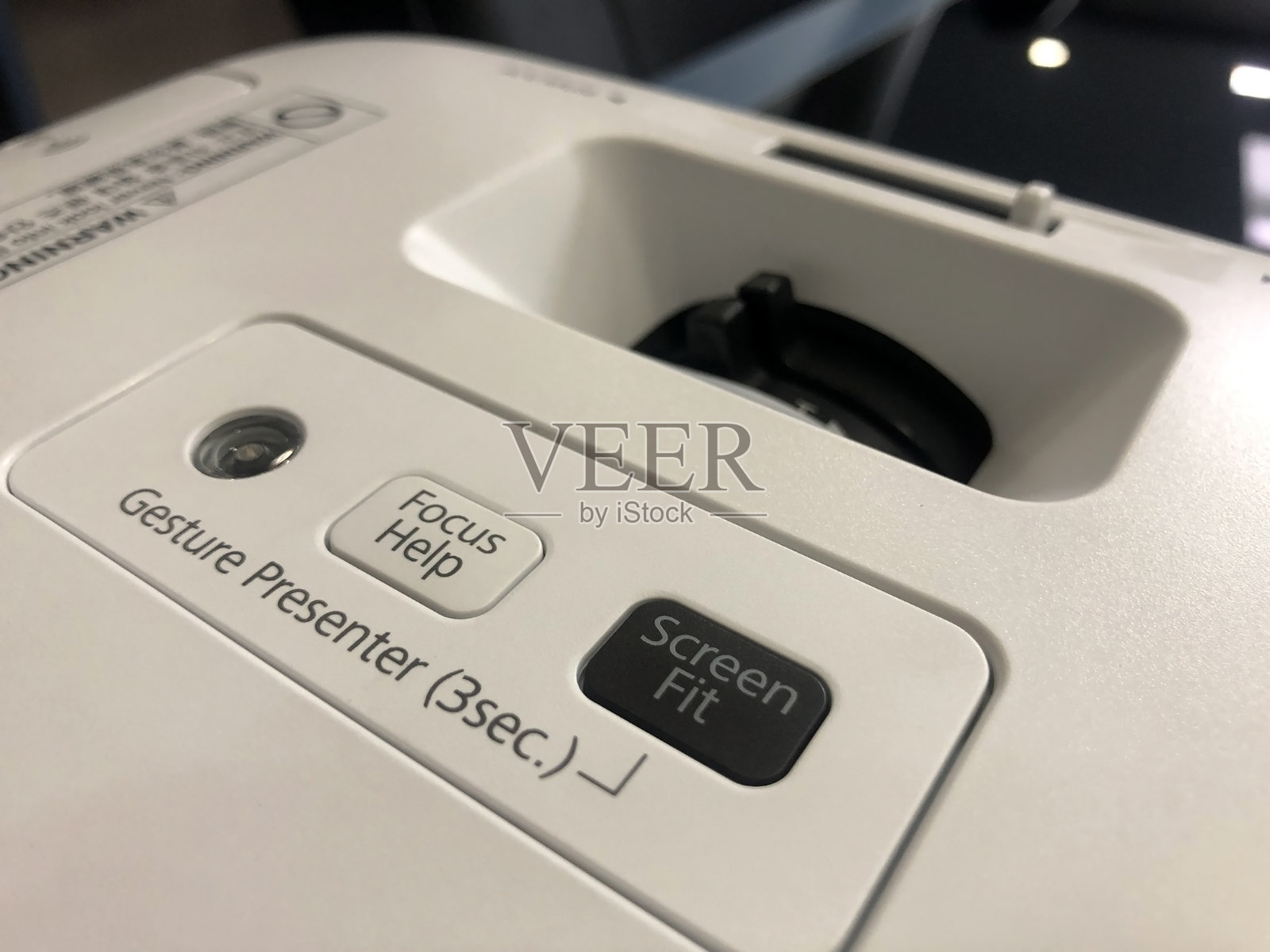 投影仪控制面板的特写，展示了手势演示、对焦帮助和屏幕适配等高级功能。照片摄影图片