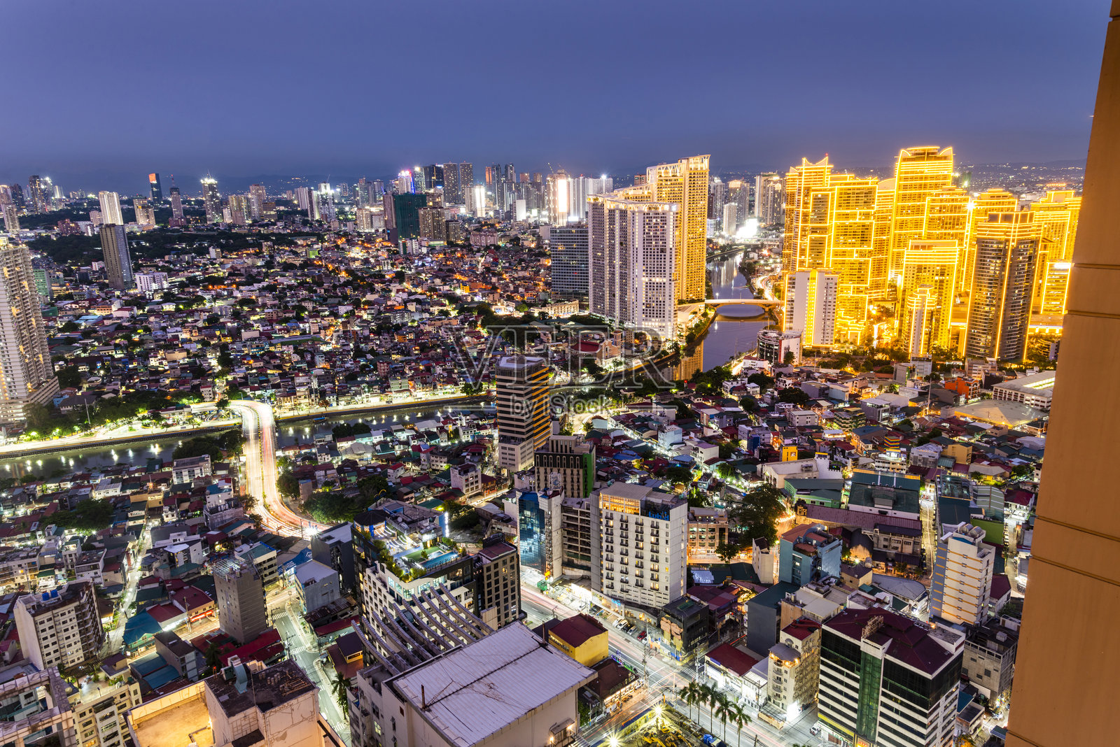 从高层公寓阳台俯瞰马卡蒂区的摩天大楼灯光。照片摄影图片