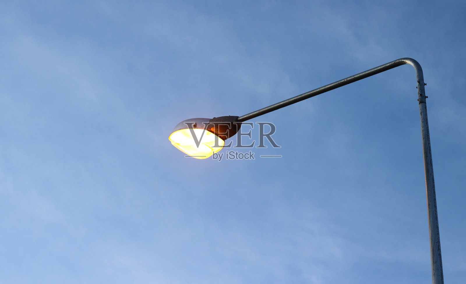 蓝天背景下的街灯照片摄影图片