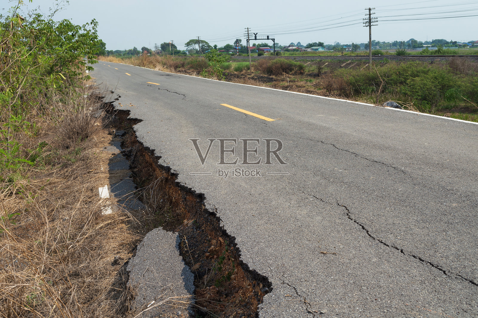 树木与天空相映的道路照片摄影图片