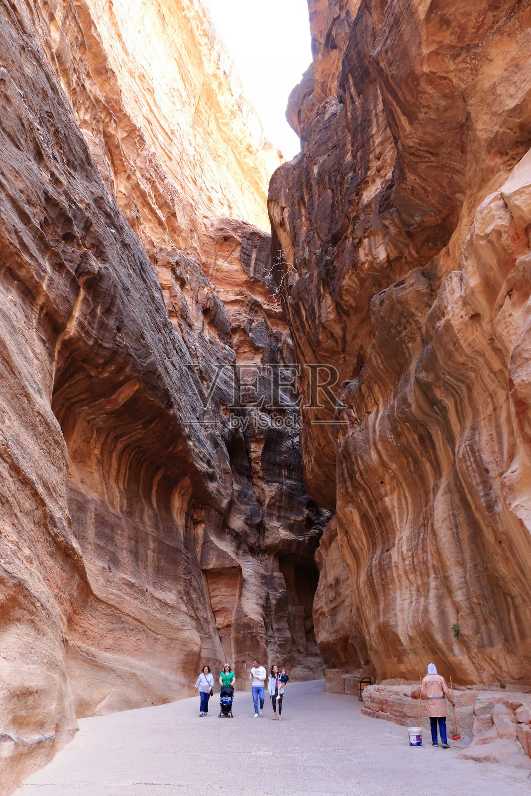 西克峡谷，狭窄的缝隙峡谷，是约旦隐秘城市佩特拉的入口通道照片摄影图片