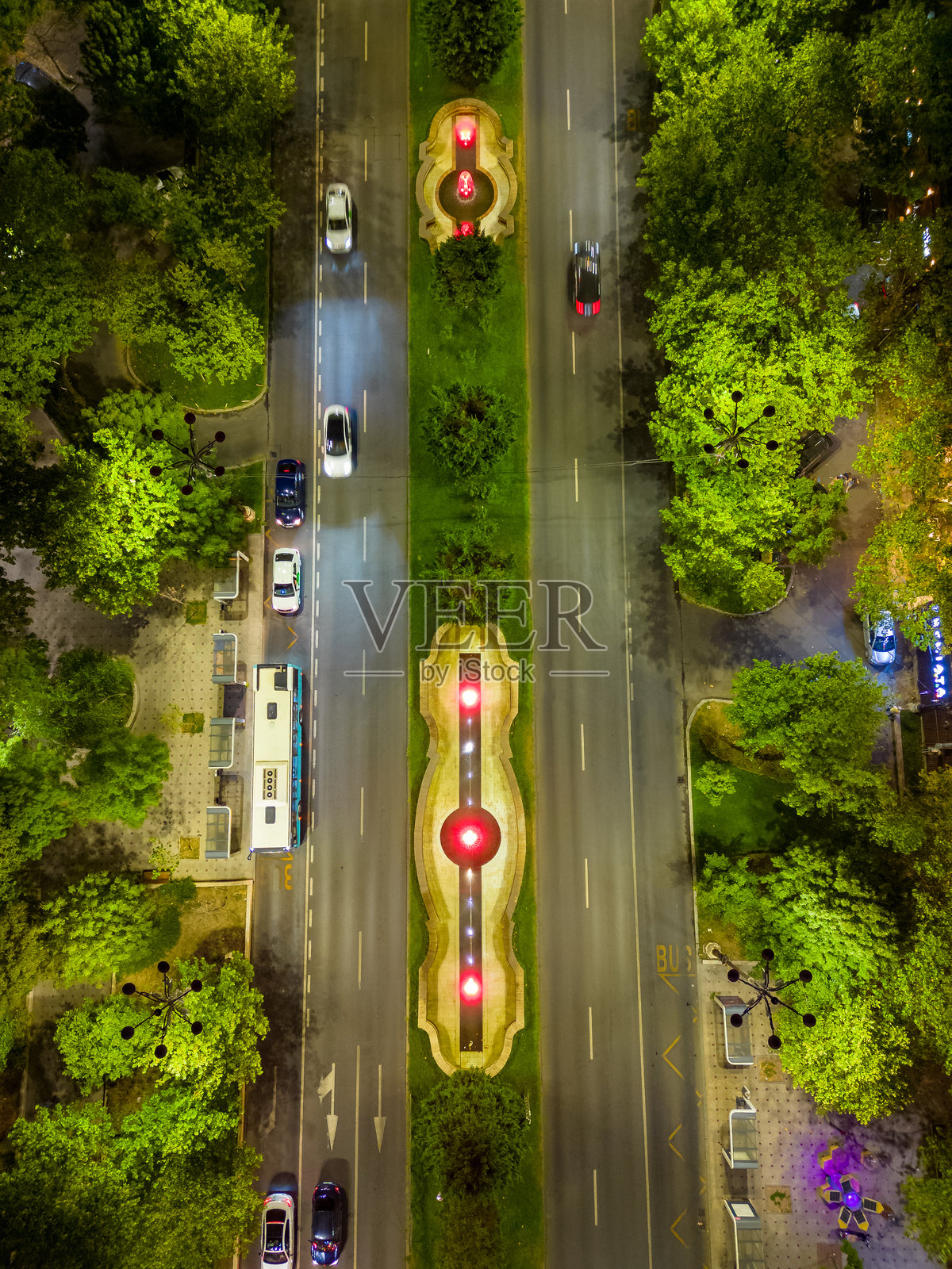 布加勒斯特市中心的夜间航拍视角。照片摄影图片