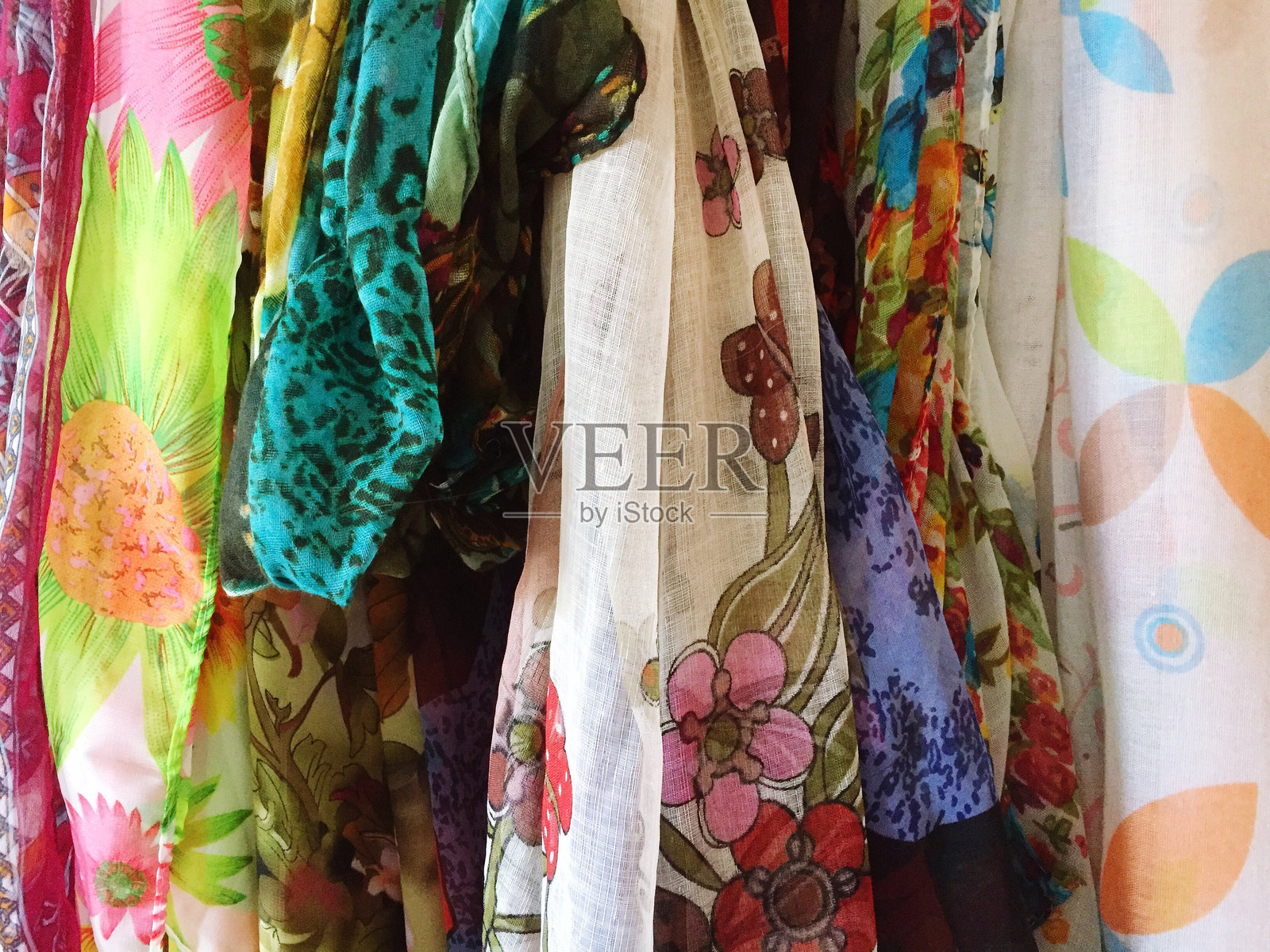 五彩缤纷的围巾挂在一起的全景拍摄照片摄影图片