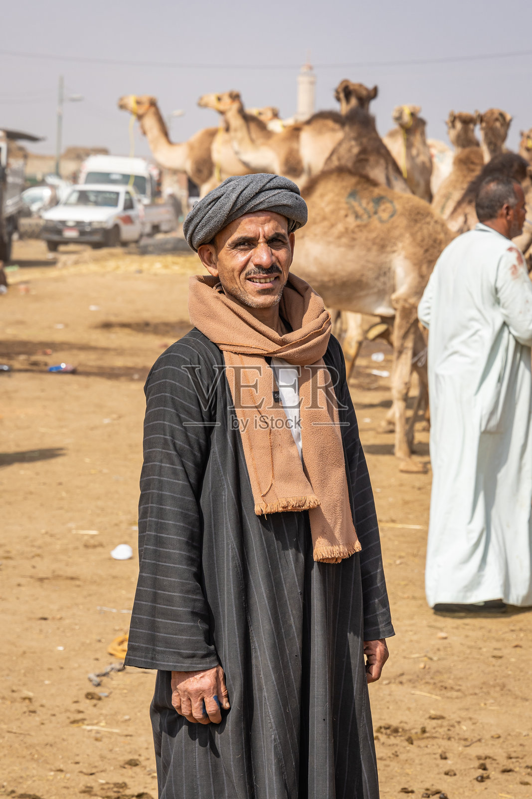 埃及比尔卡什的骆驼市场上的男人。照片摄影图片