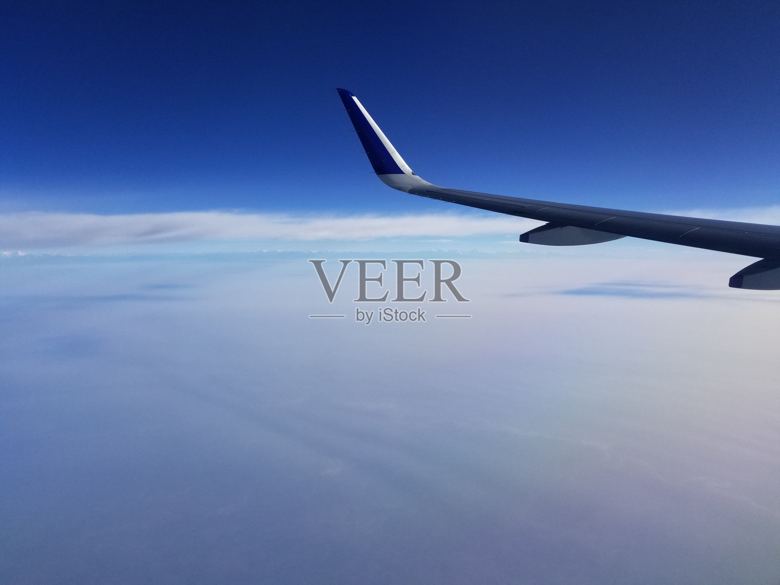 飞机在天空中飞行照片摄影图片