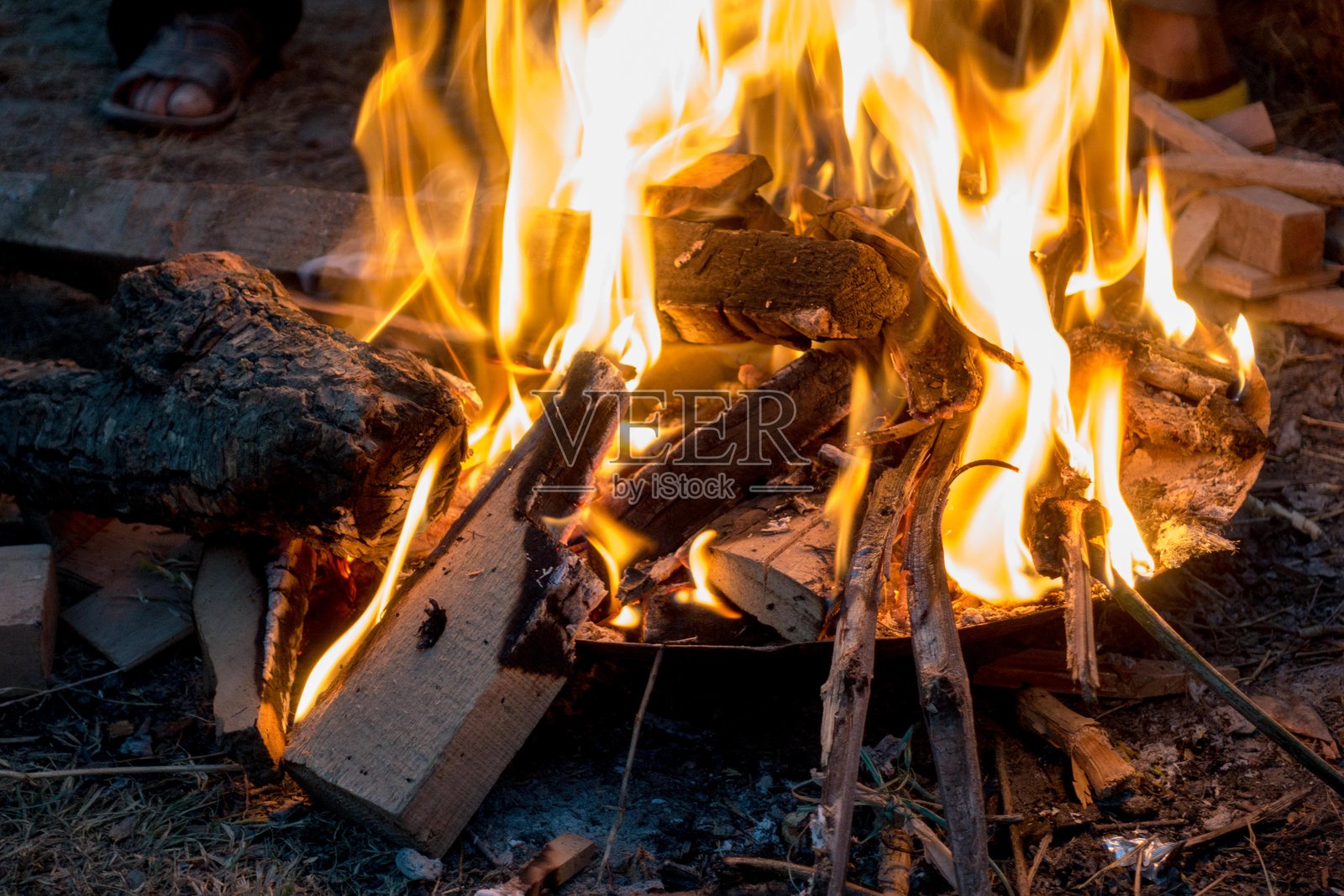 夜晚篝火的特写照片摄影图片