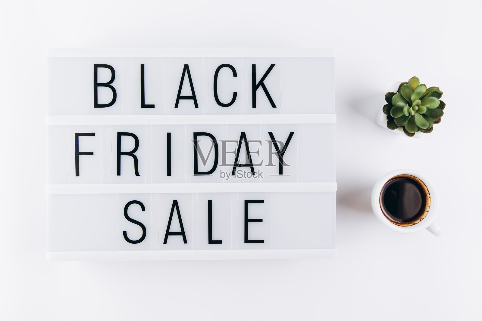 白色桌子上的灯箱显示“黑色星期五促销”字样照片摄影图片
