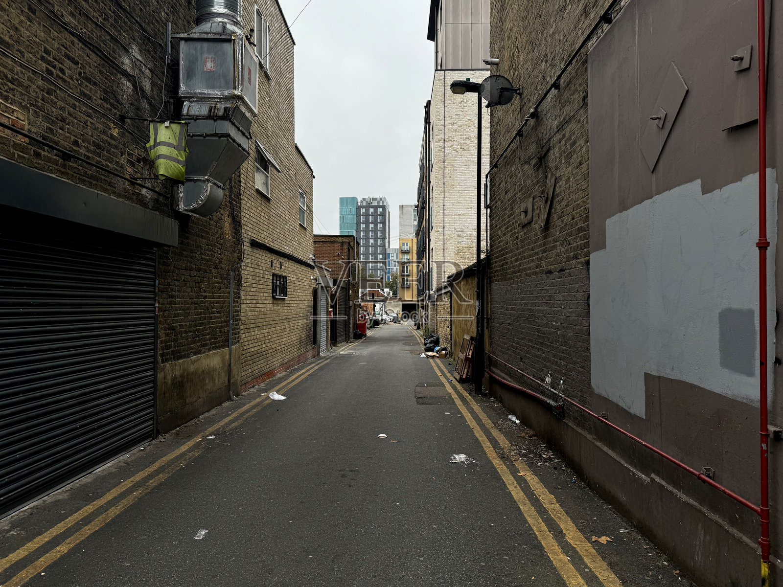 小巷里的公寓楼照片摄影图片