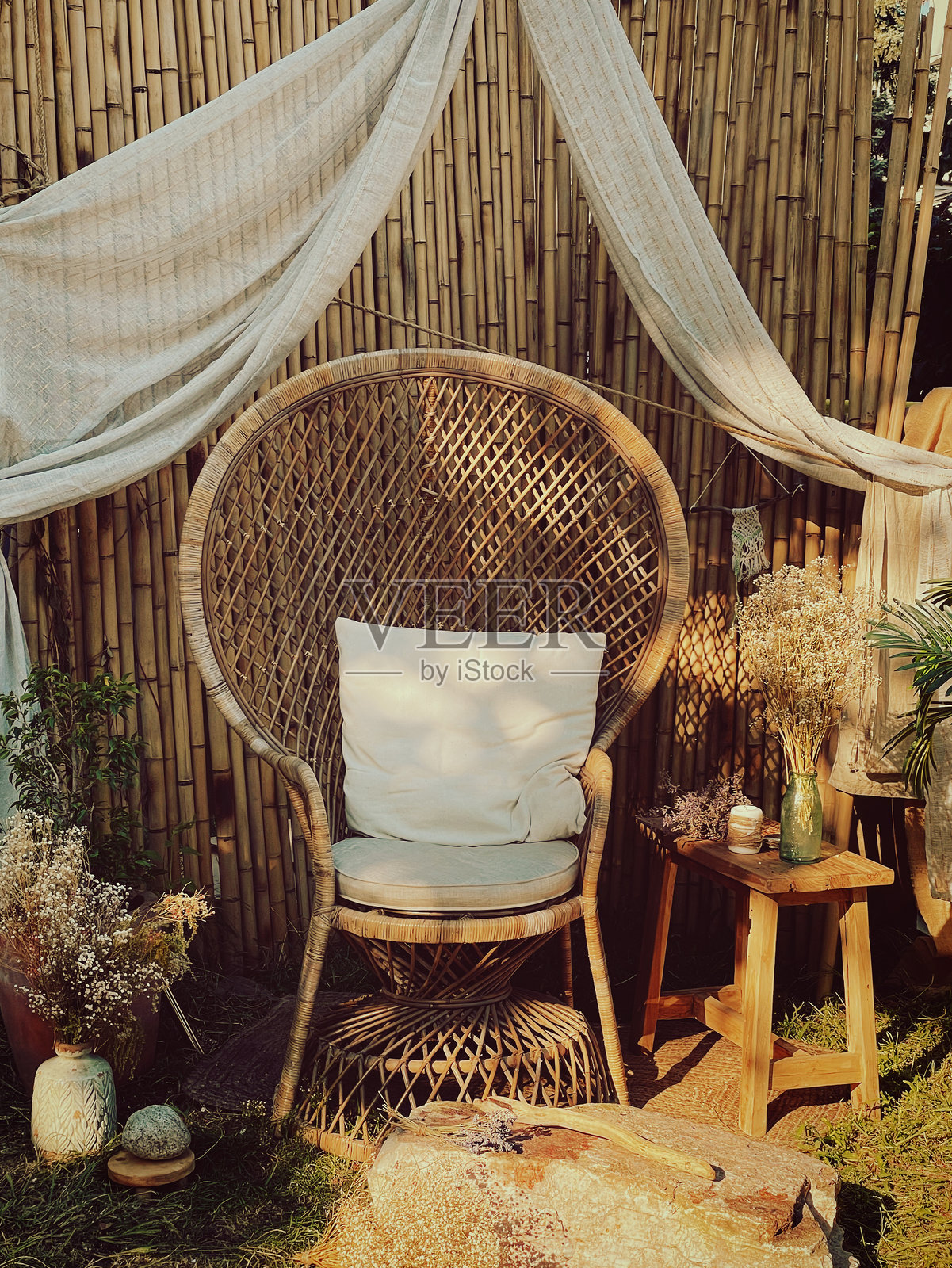 花园里的大藤椅。照片摄影图片