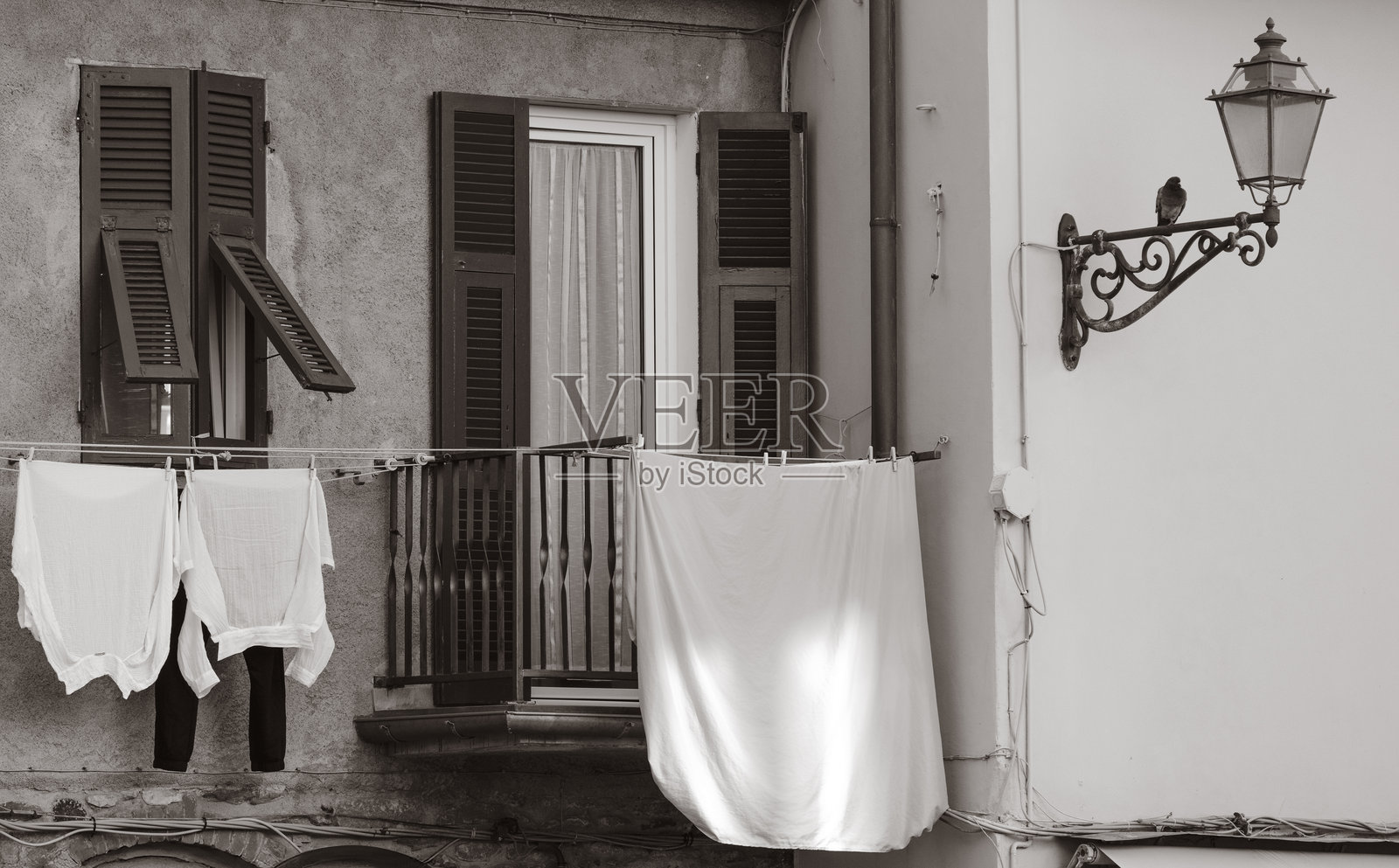 利古里亚的温馨阳台上晾晒着衣物照片摄影图片