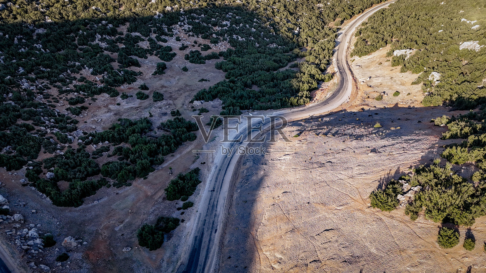 曲折乡村道路的日落鸟瞰图照片摄影图片