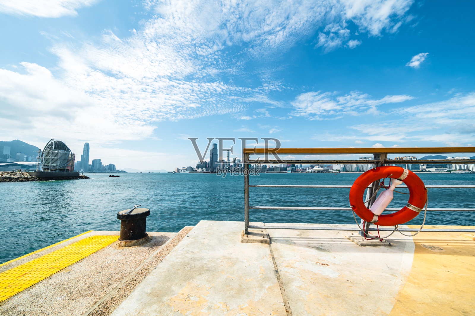 香港维多利亚港的海滨浮标照片摄影图片