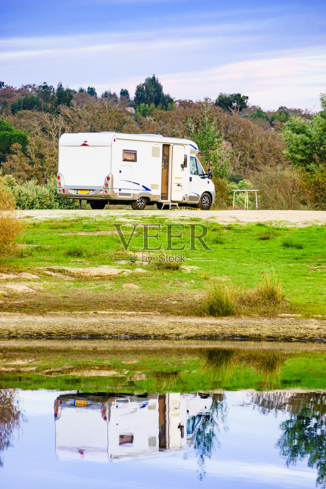 湖边露营的房车，阿连特茹，葡萄牙。照片摄影图片