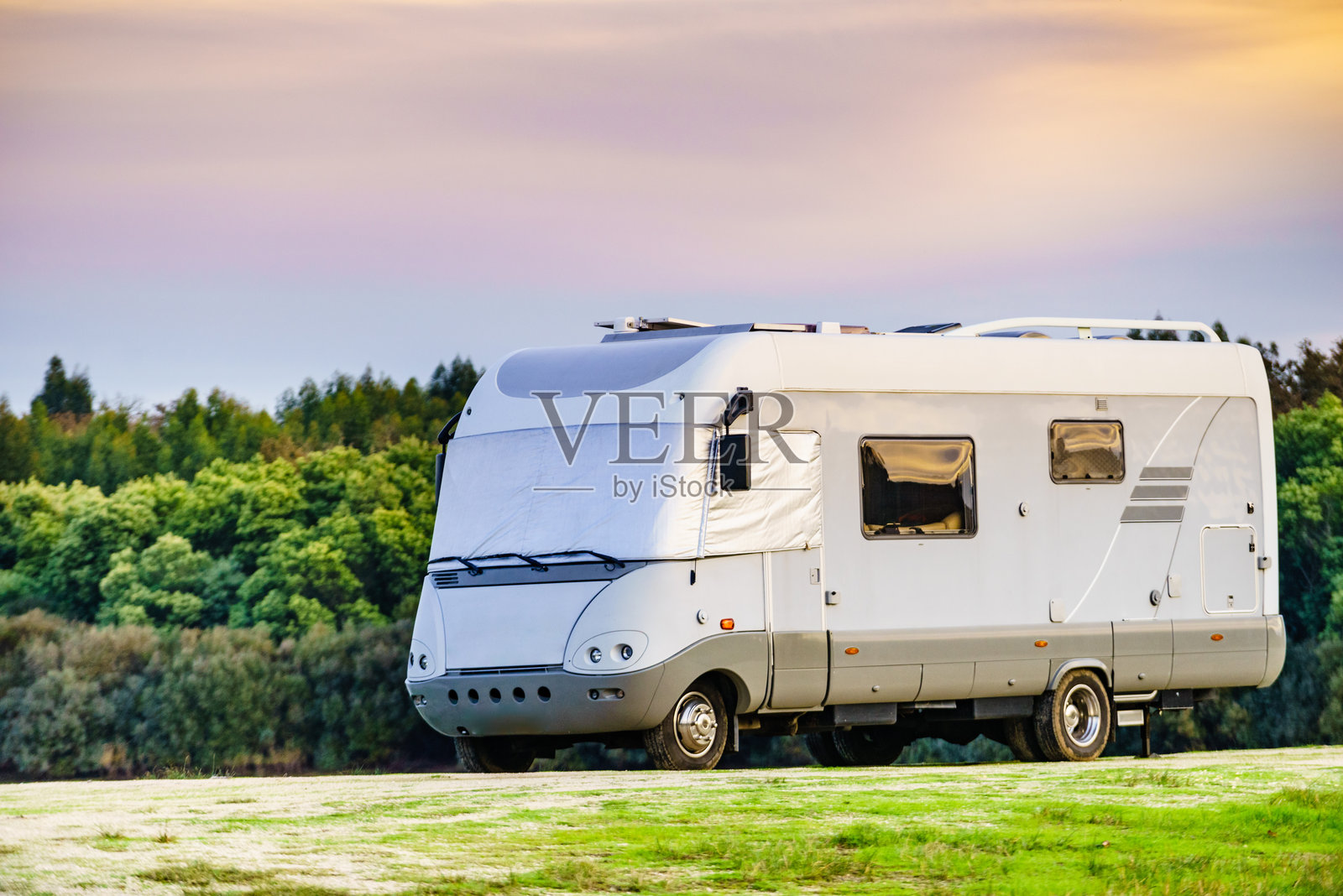 户外的房车配有隔热窗帘照片摄影图片