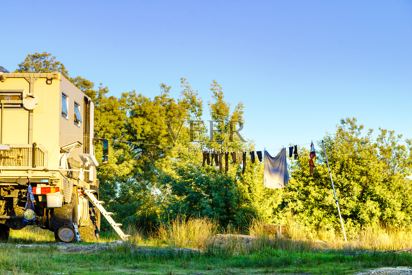越野露营车4x4卡车在自然中照片摄影图片