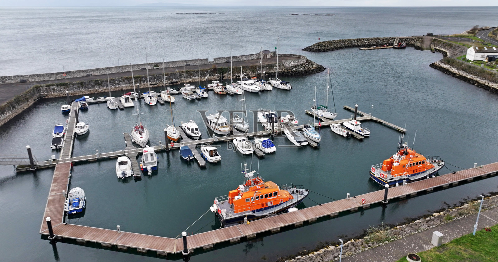 格伦阿姆港口的两艘RNLI救生艇的鸟瞰图照片摄影图片