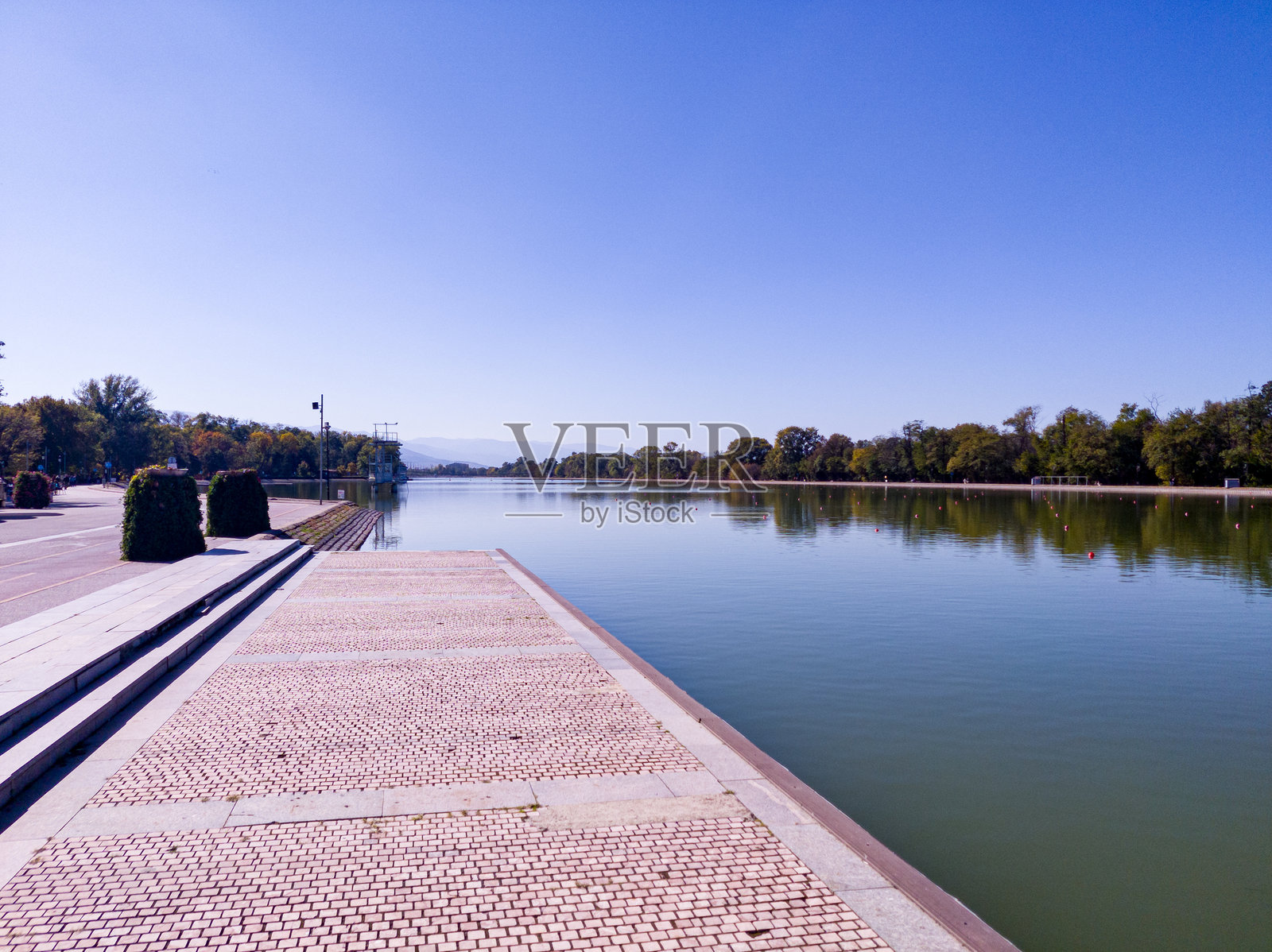 湖泊、海岸和湛蓝的天空景观照片摄影图片