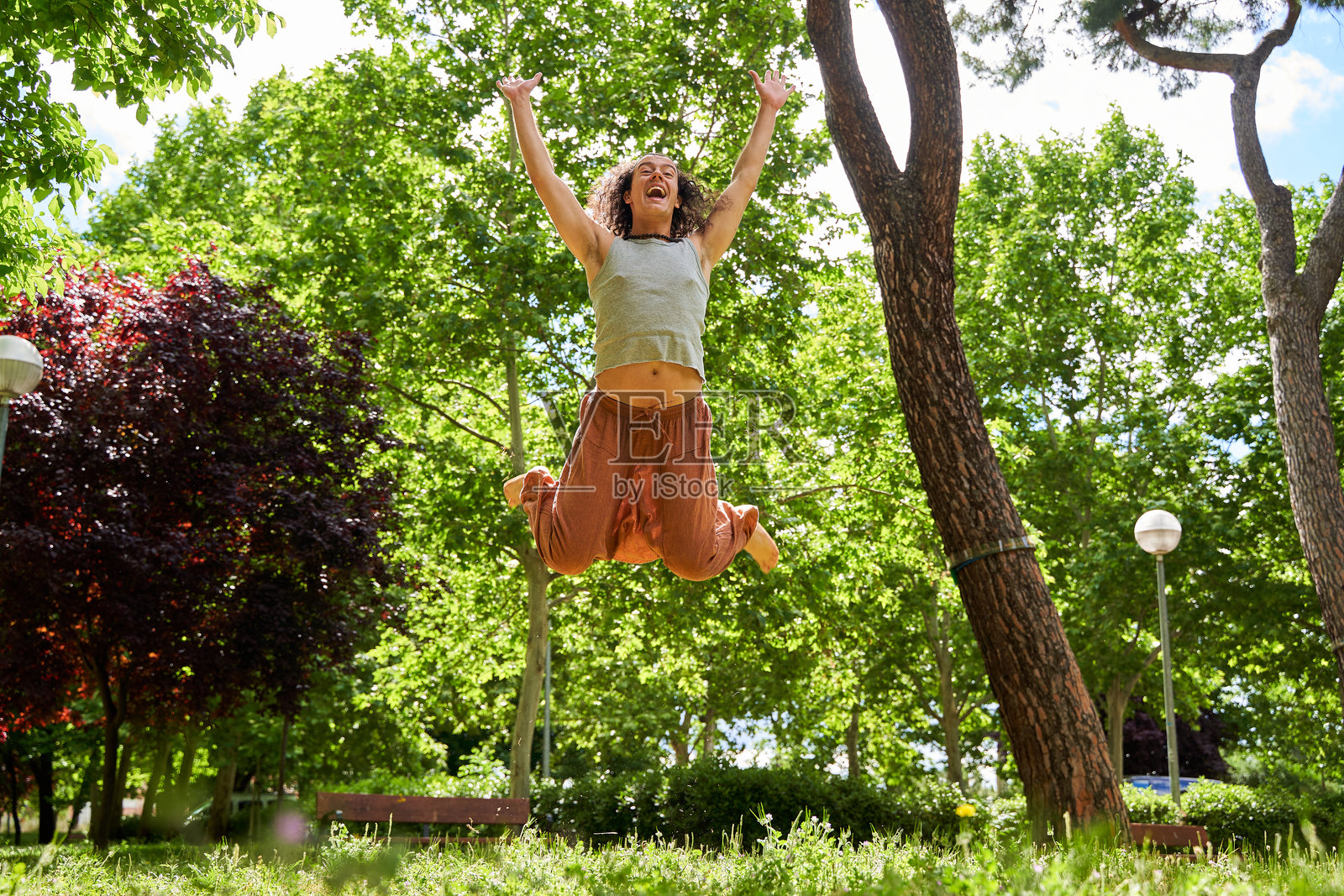 一名长发男子在大自然中进行当代舞蹈照片摄影图片