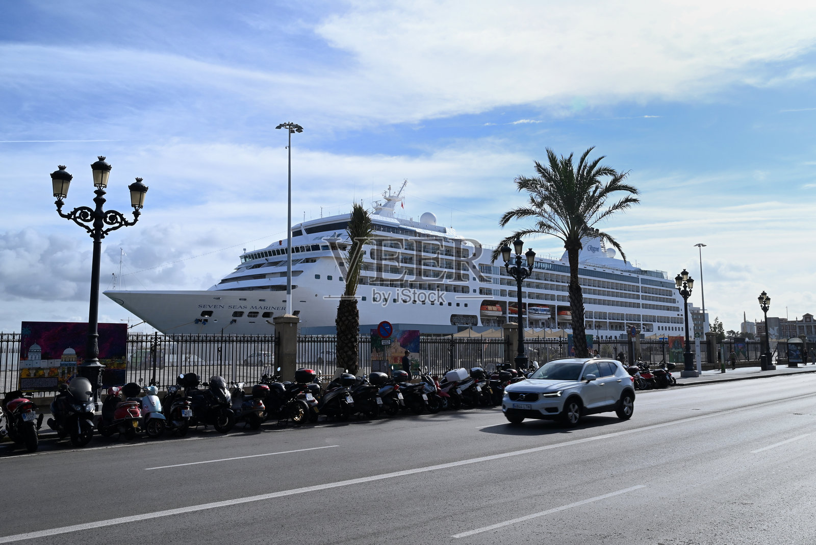 邮轮停靠在卡迪斯照片摄影图片