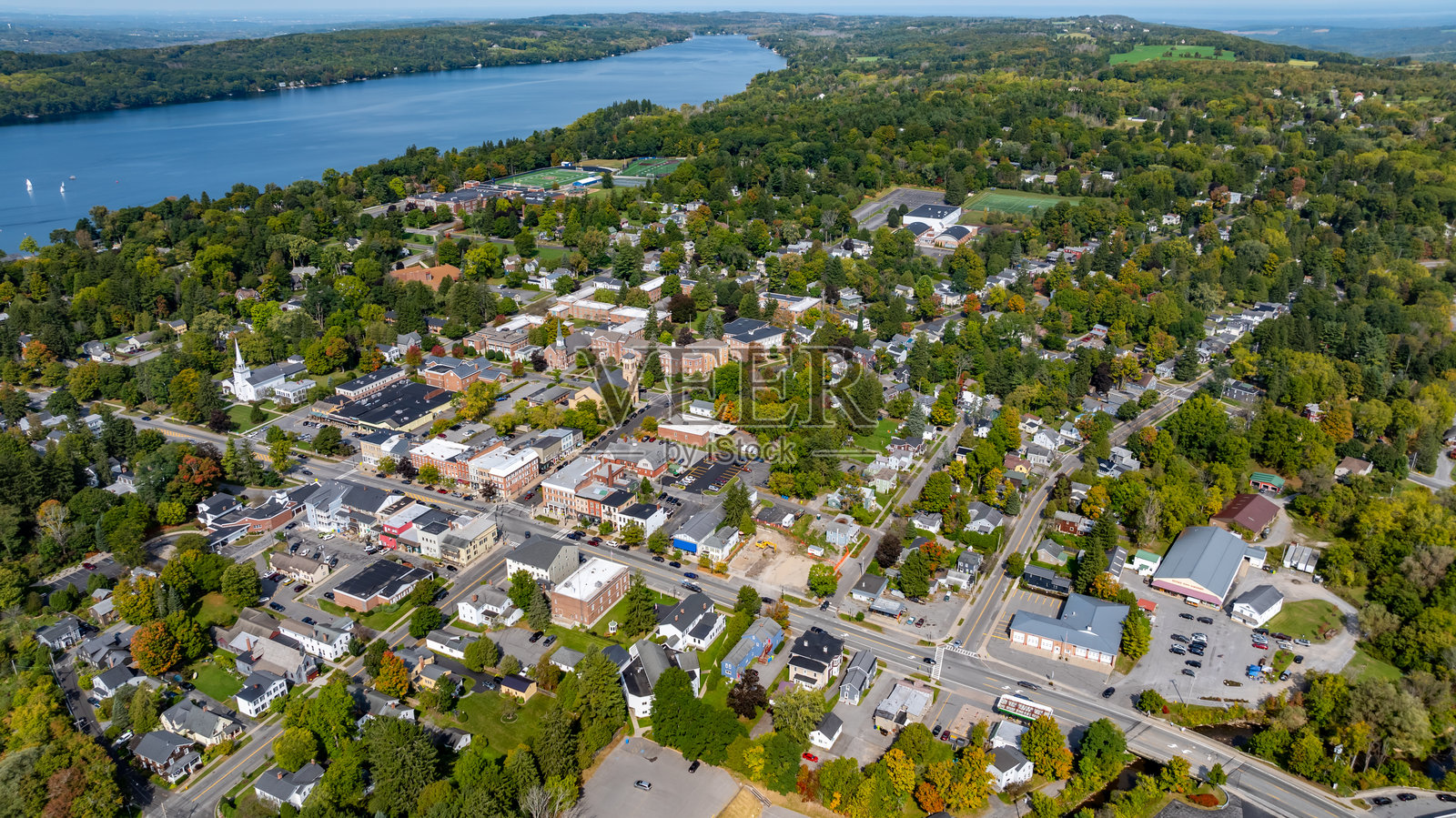 纽约州麦迪逊县卡泽诺维亚镇的卡泽诺维亚湖航拍照片。照片摄影图片