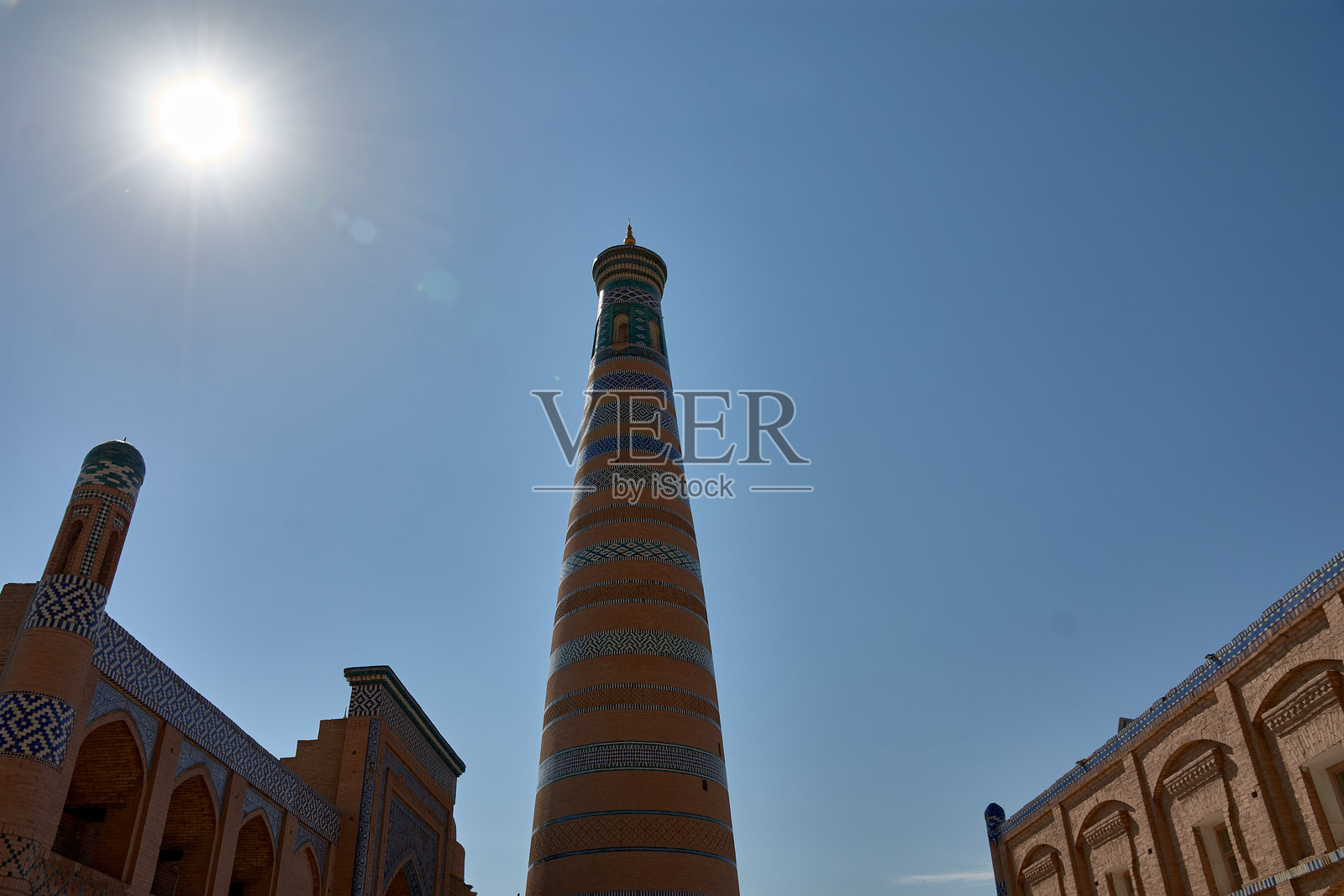 乌兹别克斯坦希瓦的标志性伊斯兰霍贾塔：蓝色华丽的环饰照片摄影图片