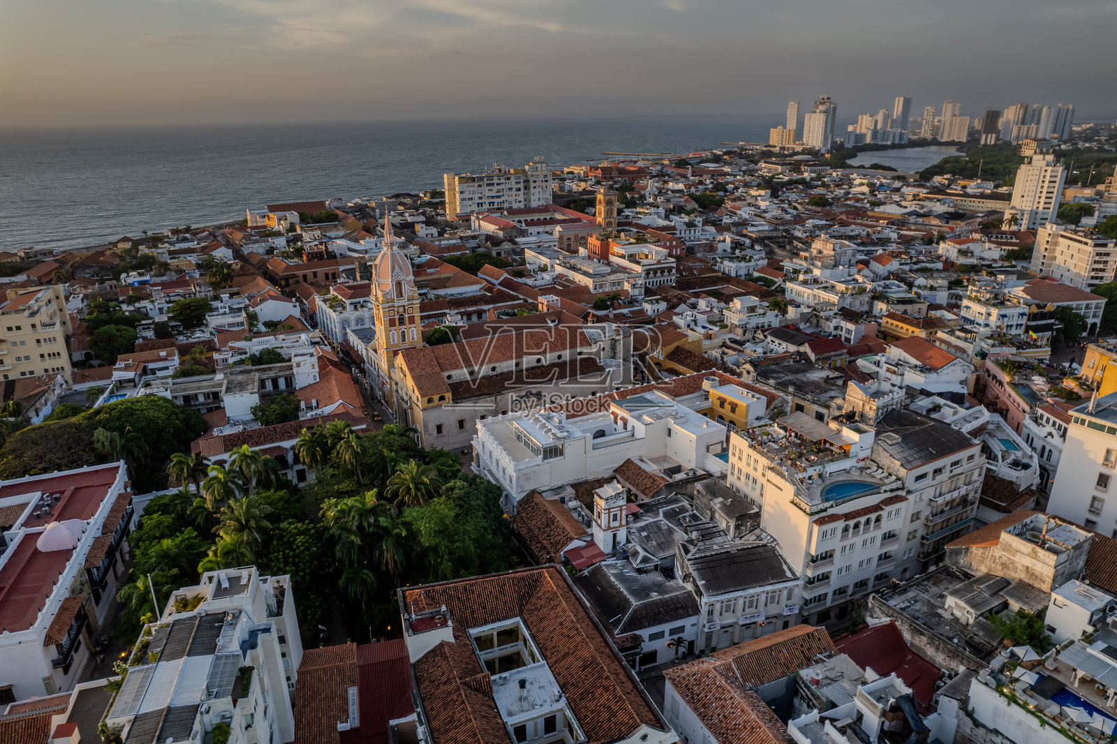 美丽的空中视角，展示了哥伦比亚卡塔赫纳高档区域的博卡格兰德酒店区，因其长长的沙滩和棕榈树环绕的海滨长廊而闻名。照片摄影图片