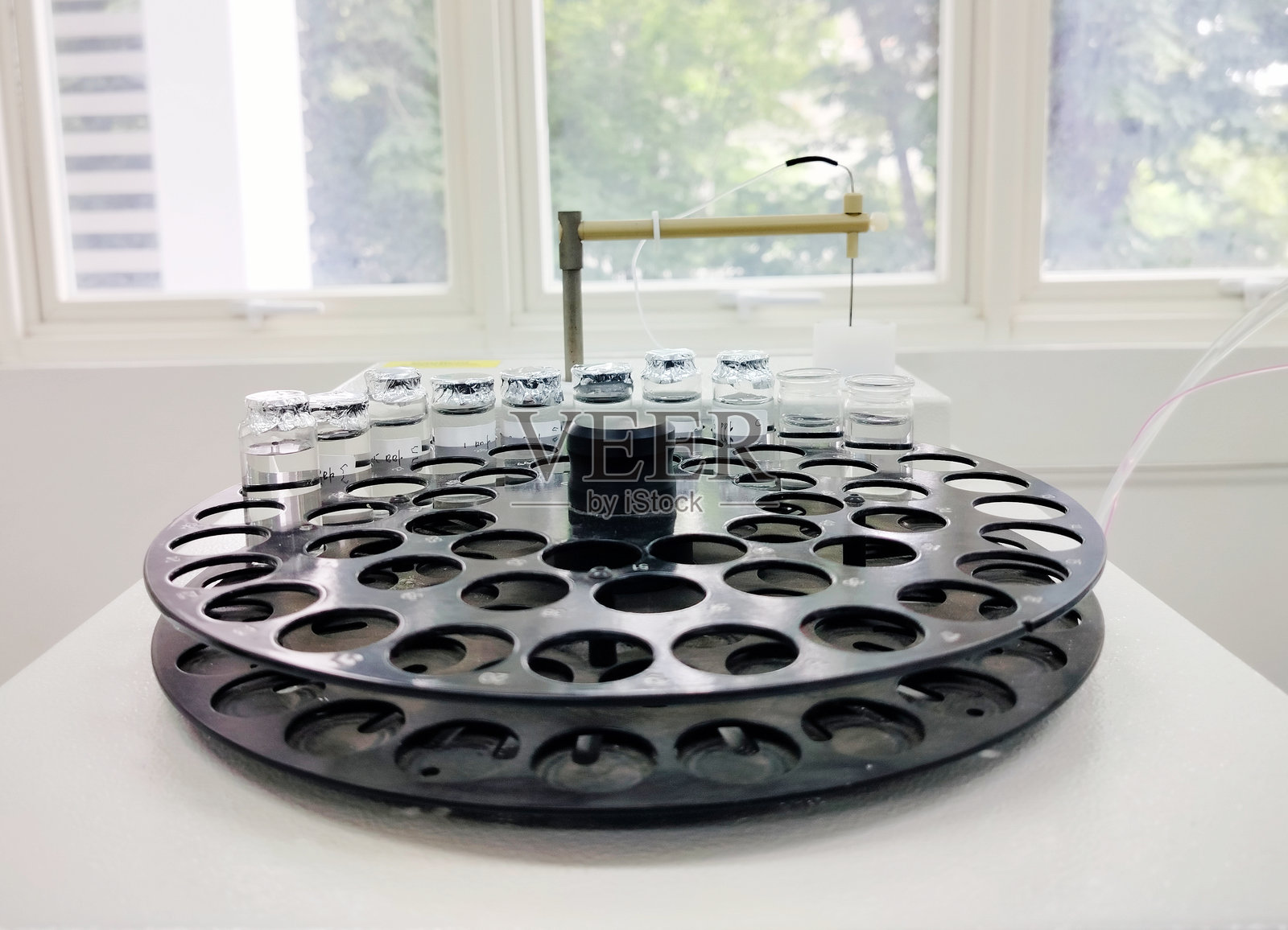 样品溶液在小瓶中照片摄影图片