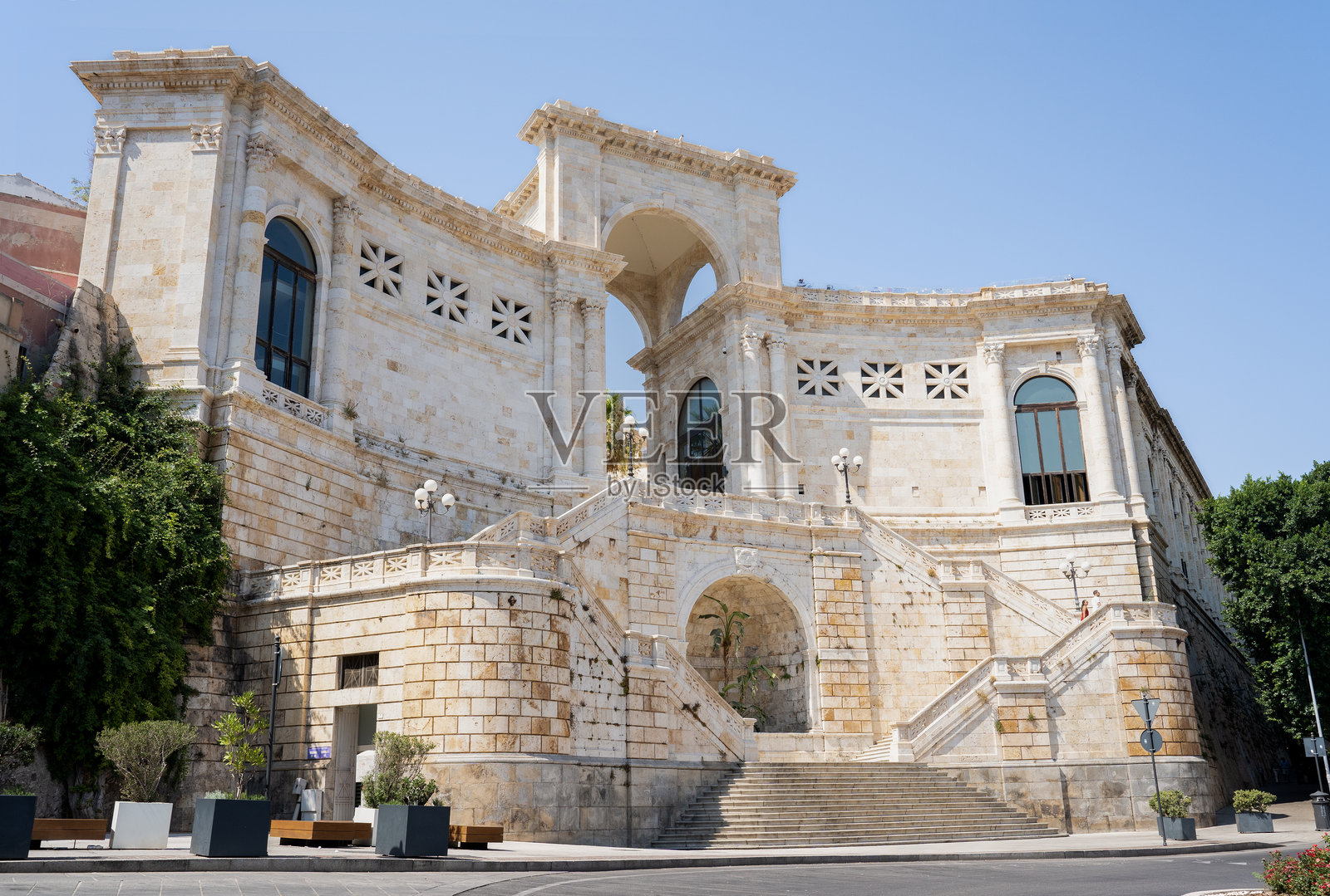 凯旋门国王翁贝托一世，更广为人知的名字是圣雷米堡，在卡利亚里，撒丁岛没有人。这座城市的著名纪念碑照片摄影图片