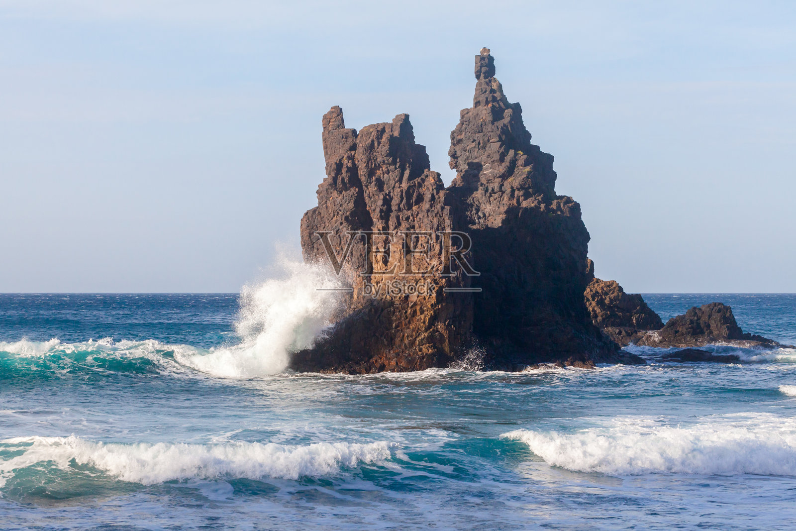 海中的小石头岛照片摄影图片
