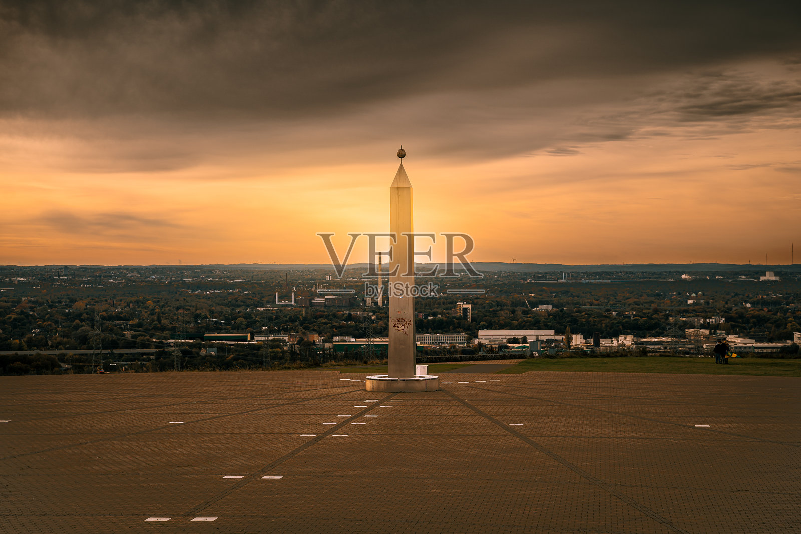 从山上俯瞰的广阔景色。照片摄影图片